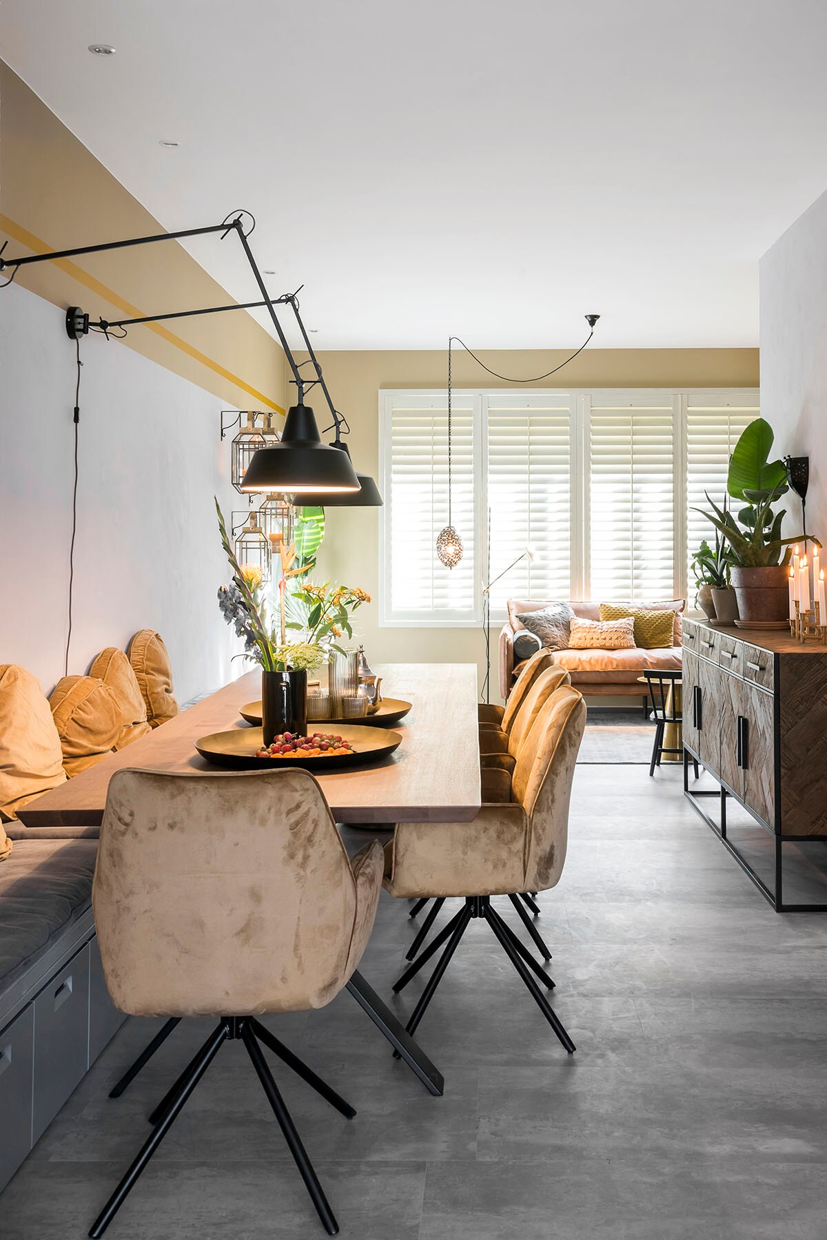 Primewood shutters – beach white – 89 mm (). Tafel (Vincent Sheppard), eetkamerstoelen (Woood), uitrekbare wandlamp (It’s About RoMi), dressoir (Riverdale).