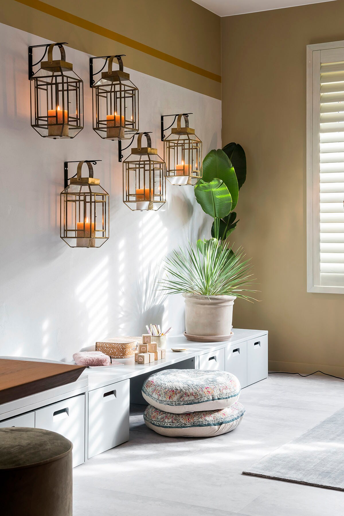Primewood shutters – beach white – 89 mm (). Lantaarns (Riverdale), opbergbank (vtwonen collectie), zitkussen (Bloomingville).