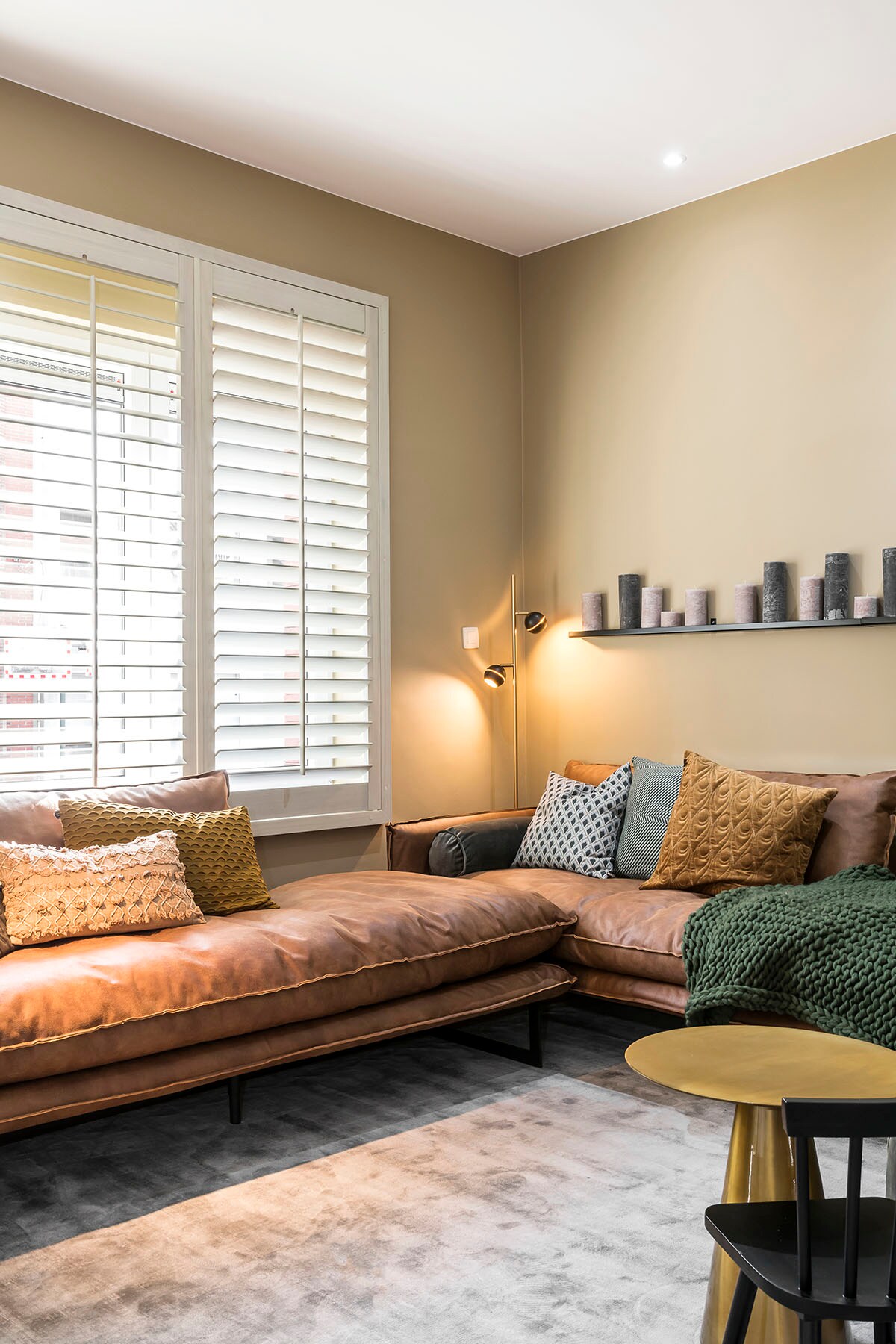 Primewood shutters – beach white – 89 mm (). Zetel (Lifestyle), bijzettafel en wandplank (HKliving), vloerlamp (Lucide).