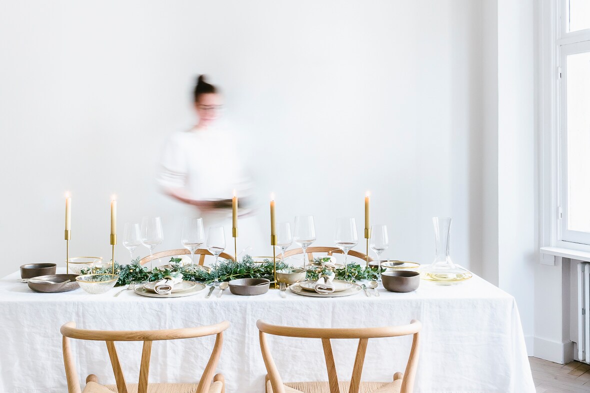Set wijnglazen: Charisma (). Wijnkaraf: Mendoza (). Natuurlijk keramiek: combinatie van de Natural Relic en de feestelijke Black &amp; Gold collectie (). Bestekset: Champagne Prestige (). Kandelaars: Pillar Goud (). Servetringen: Centro Goud (). Goud-glazen: Glint schalen ().