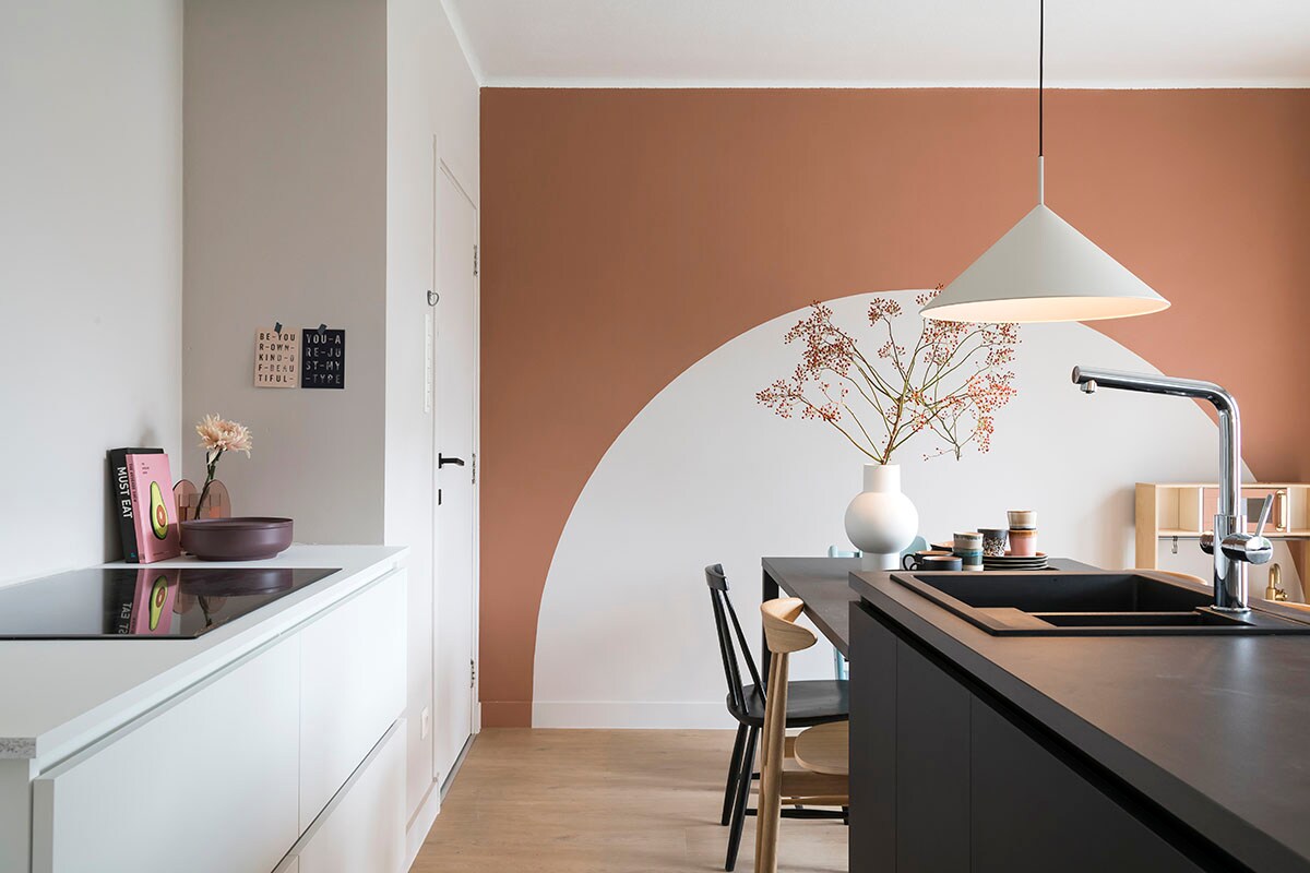 Kraan – GROHE Blue Home (). Witte hanglamp en vaas (HKliving), houten stoel (Vincent Sheppard). Zwarte stoel (privébezit).