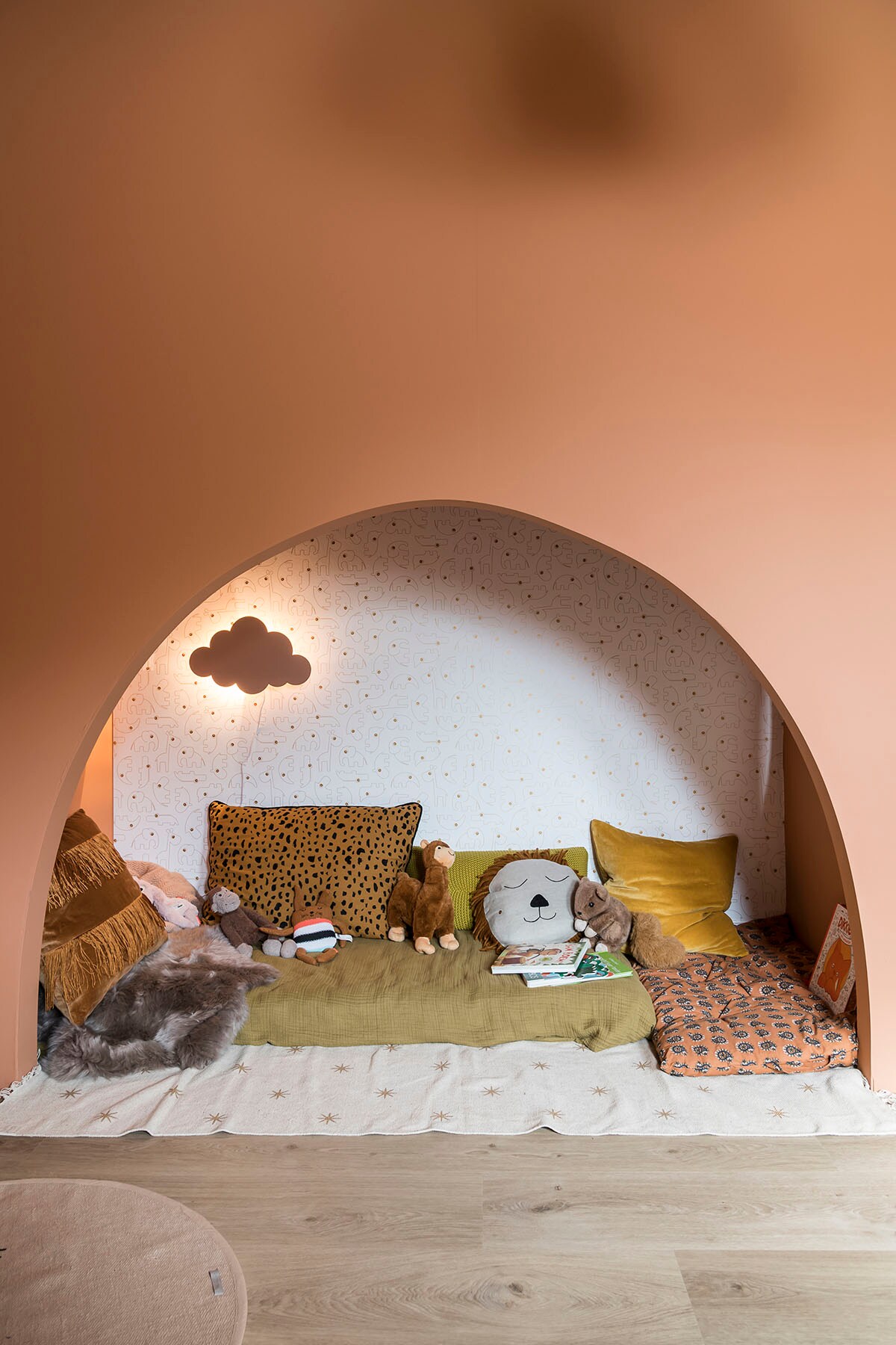 Vloer – F017 Champagne bij . Tapijt sterren (Rivièra Maison), rond tapijt (Bloomingville), behang (Done By Deer), wandlamp wolk (Ferm Living), zitkussen (Madam Stoltz).
