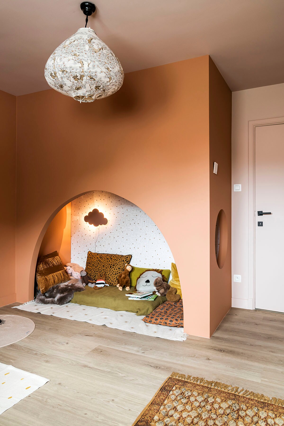 Vloer – F017 Champagne bij . Hanglamp (HKliving), tapijt rechts (Bloomingville), tapijt sterren (Rivièra Maison), behang (Done By Deer), wandlamp wolk (Ferm Living), zitkussen (Madam Stoltz).