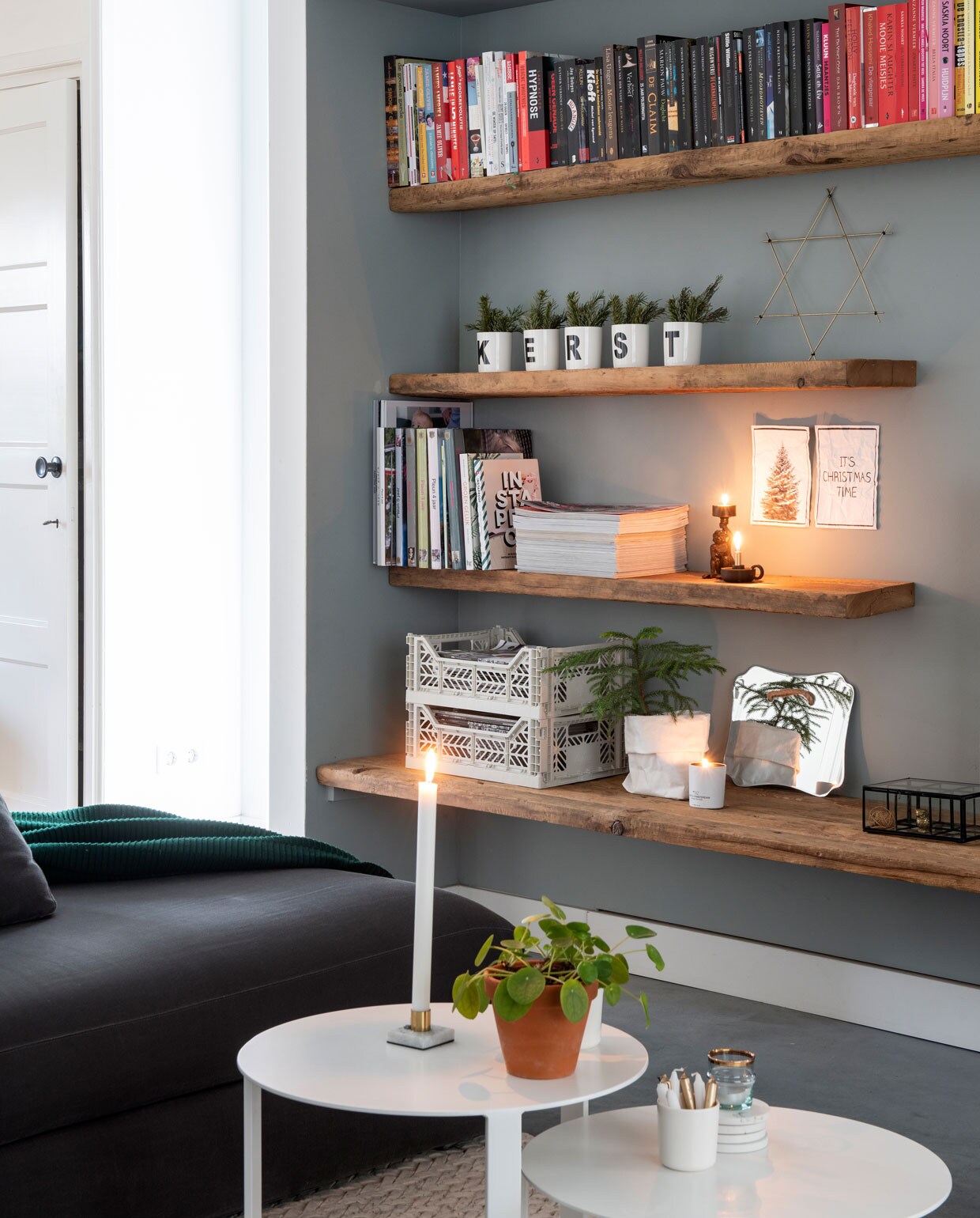 Blinde barnwood boekenplanken en metalen koffietafel gemaakt door Robuust Maatwerk. Bekers Kwantum, opbergdozen Something New Store, spiegel Dames van Rusticus Styling, marmeren kandelaar Joelle Boers Studio.