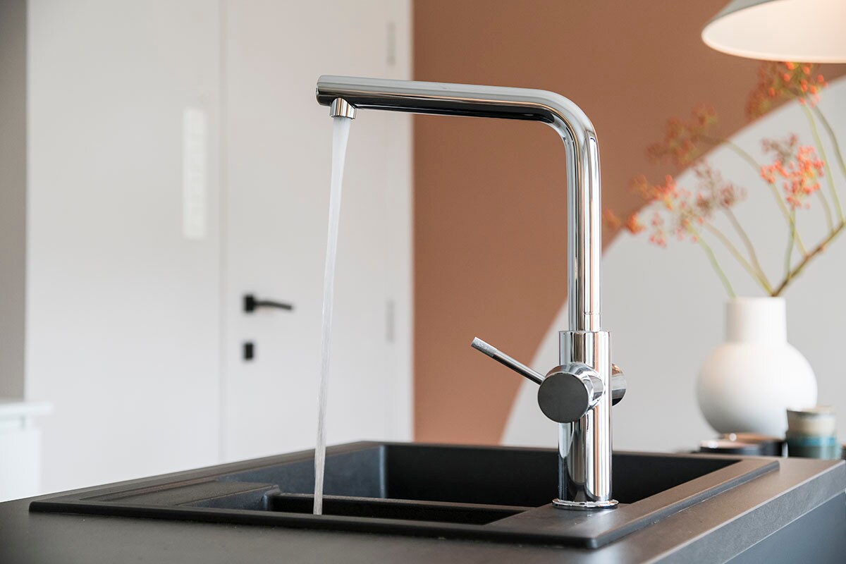 Kraan – GROHE Blue Home (). Witte vaas (HKliving).