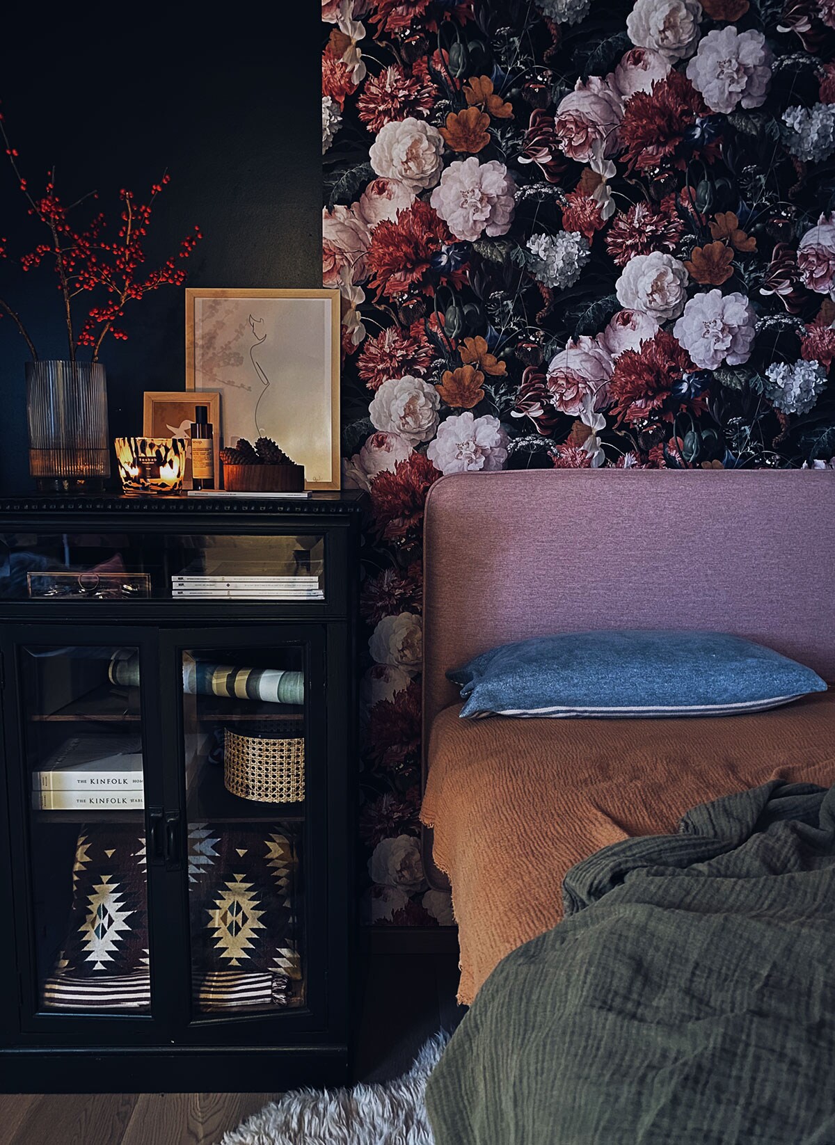 uit de Lifestyle by vtwonen collectie met roze hoofdbord en zwarte poten.