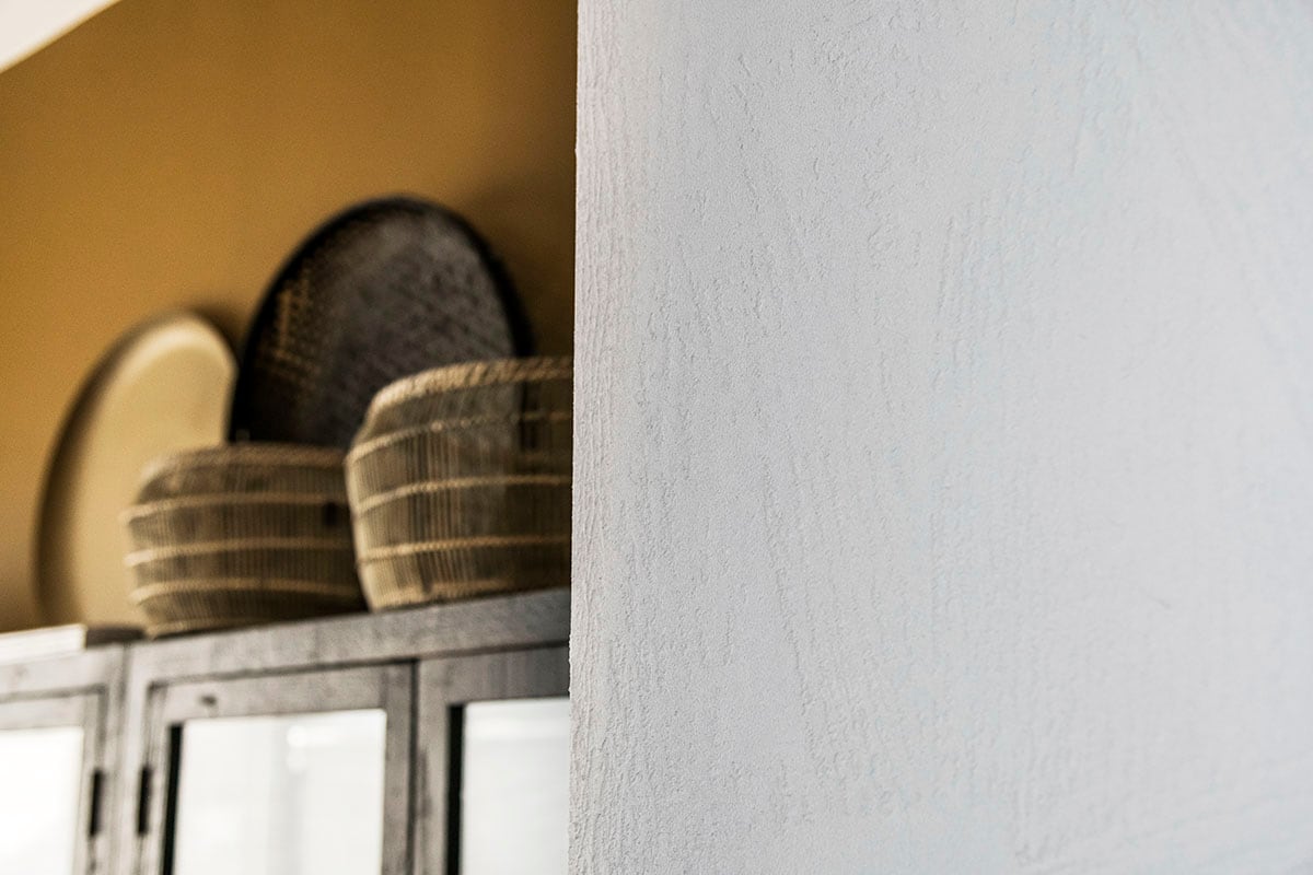 Op de muur: Levis Ambiance Beton Effect (). Vitrinekast en manden (Riverdale).
