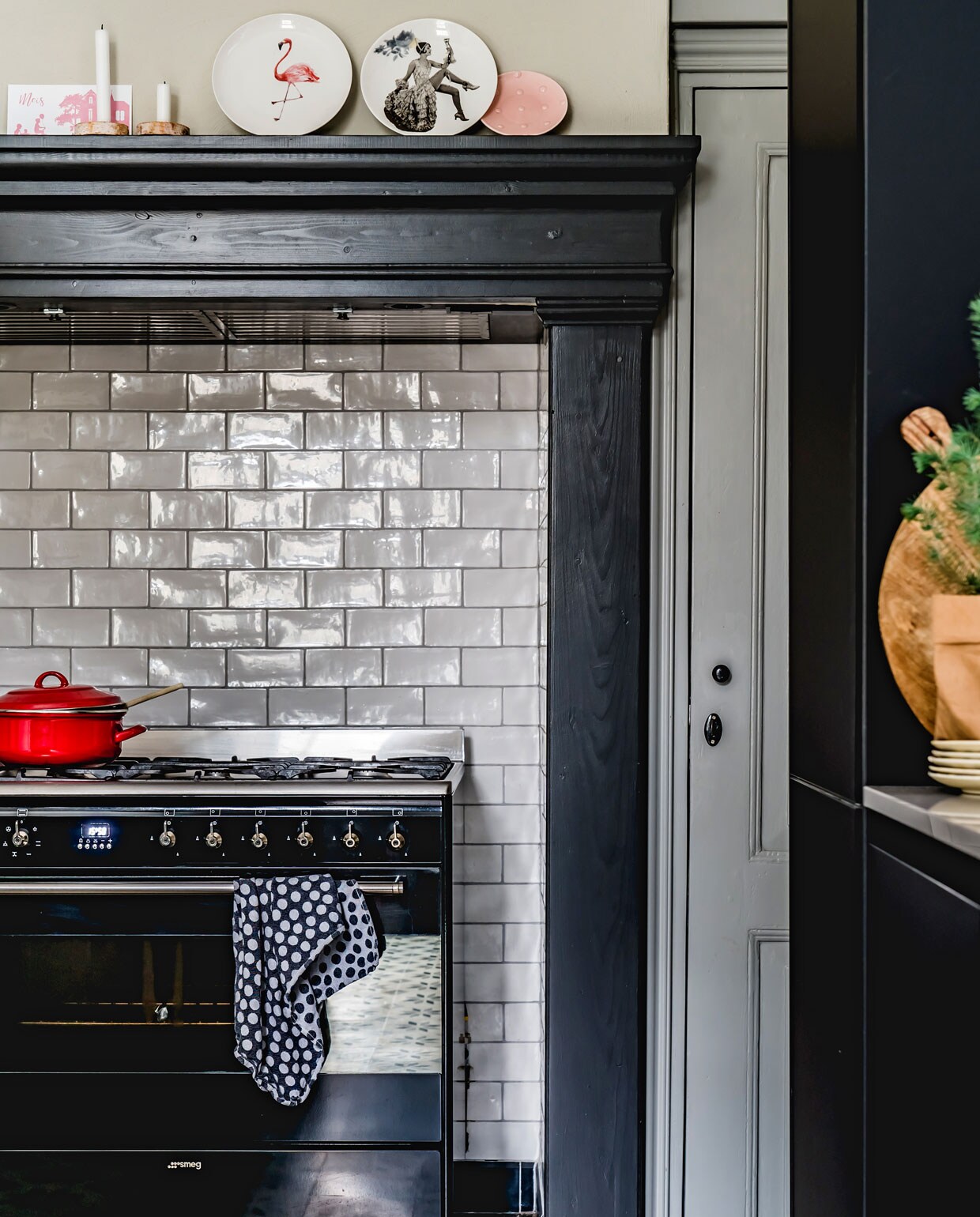 De schouw in de keuken moest er helemaal uit, omdat de muur geïsoleerd moest worden. De vader van Jankees herstelde hem in oude luister met nieuwe witjes van tegeldeal.nl. De bordjes kreeg Marjolein voor haar verjaardag cadeau.