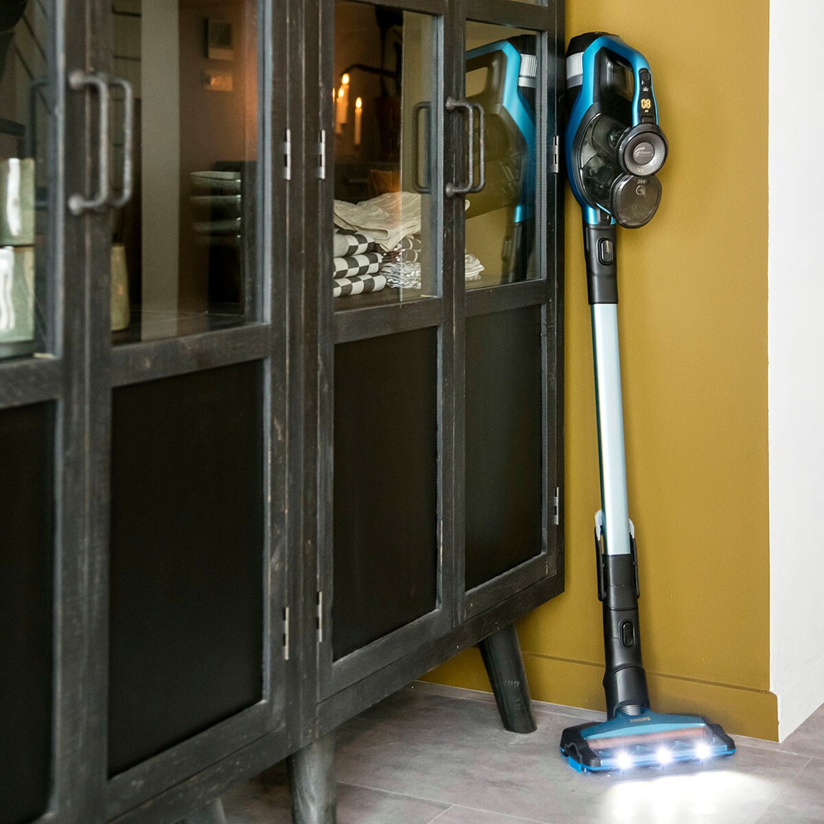 Steelstofzuiger: SpeedPro Max Aqua (). Vitrinekast (Riverdale).