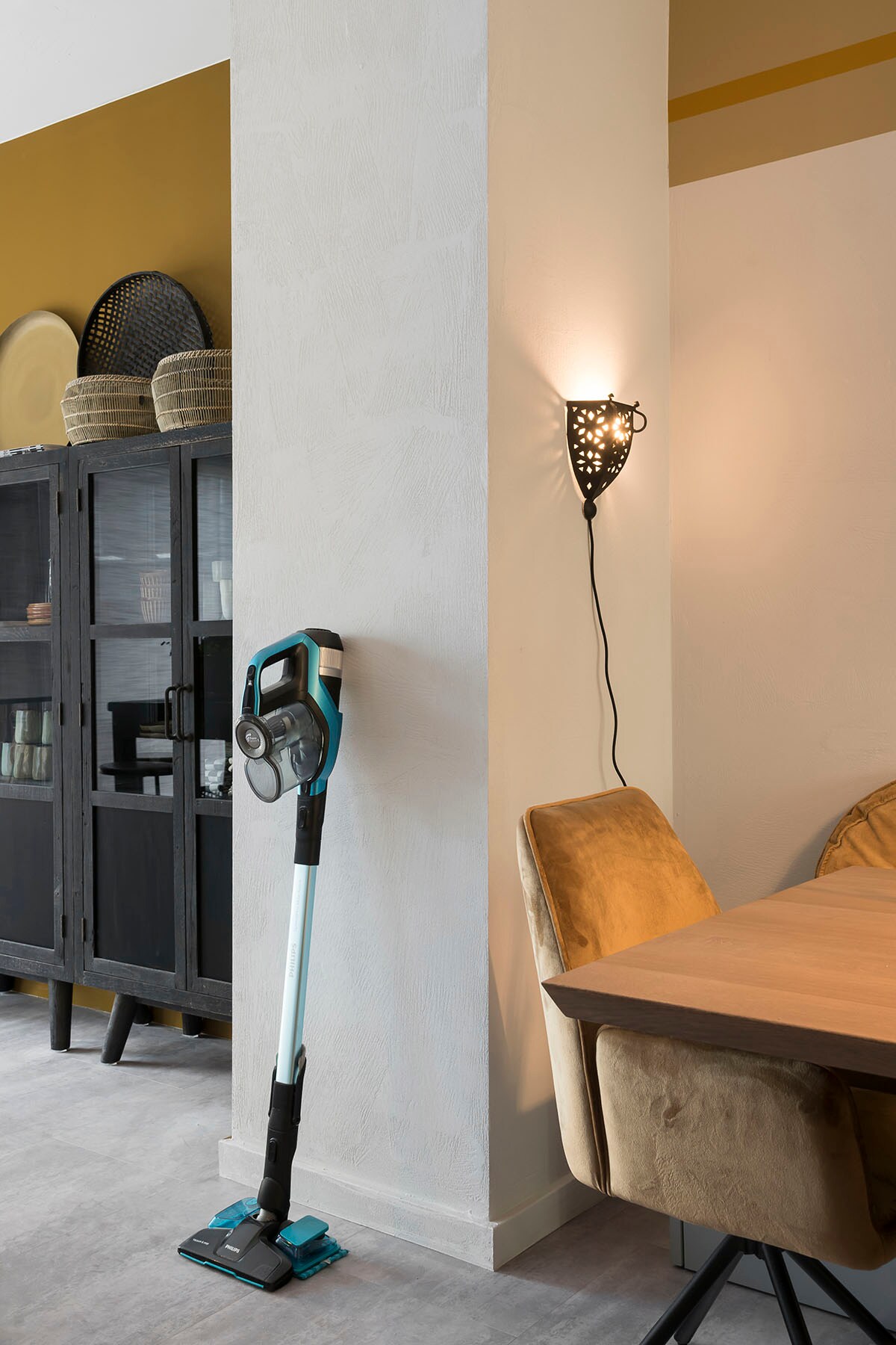 Steelstofzuiger: SpeedPro Max Aqua (). Eetkamerstoel (Woood). Vitrinekast (Riverdale). Wandlamp (privébezit).