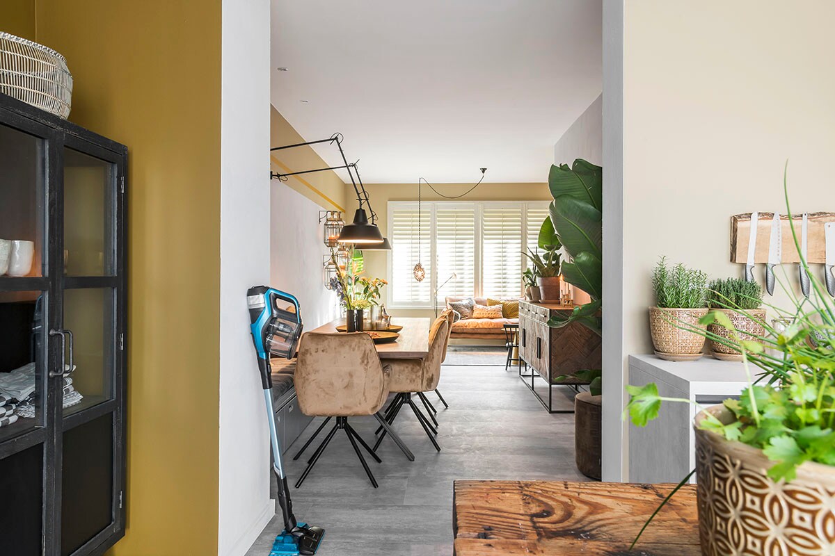 Steelstofzuiger: SpeedPro Max Aqua (). Vitrinekast en dressoir (Riverdale). Eetkamerstoelen (Woood), uitrekbare wandlampen (It’s About RoMi). Zetel (Lifestyle).