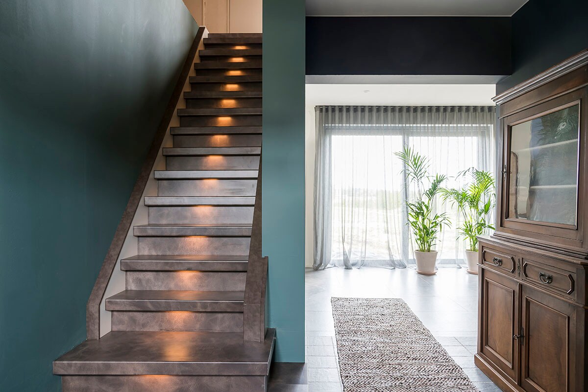 Trap – Decor Leather (). Tapijt (Broste Copenhagen). Kast (privébezit).