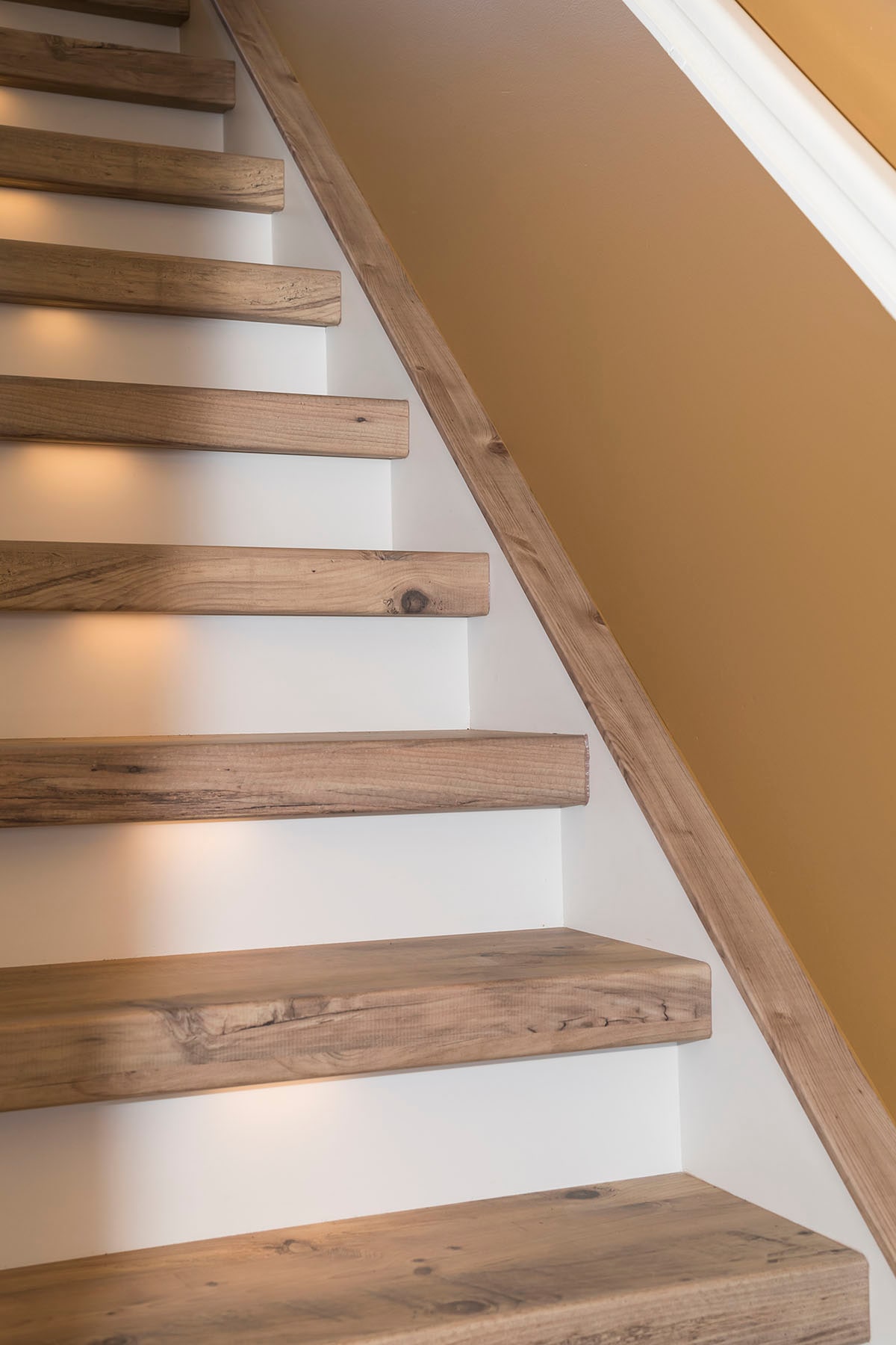 Trap – Mississippi Pine voor treden met ledverlichting – RAL 9010 ().