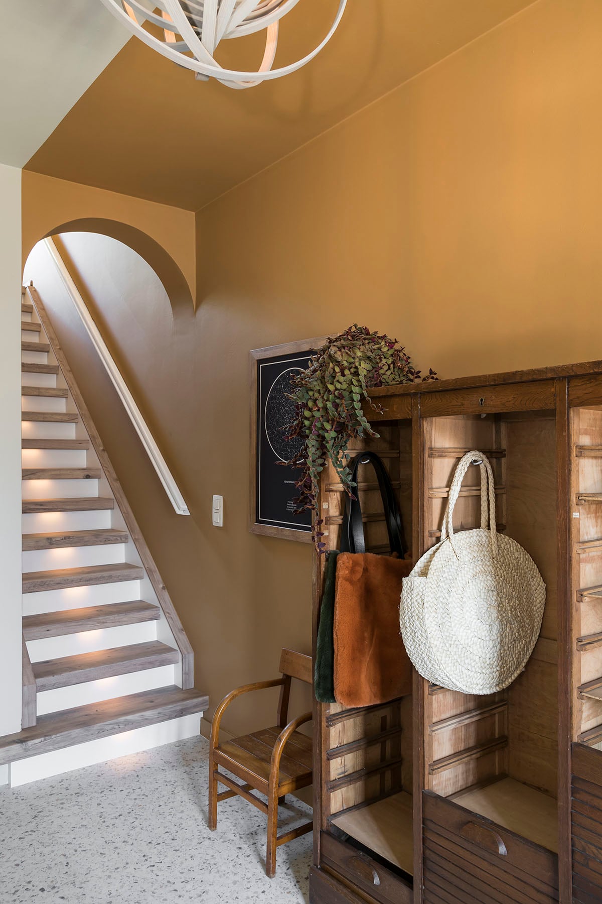 Trap – Mississippi Pine voor treden met ledverlichting – RAL 9010 (). Houten kast, kinderstoel en poster (privébezit).