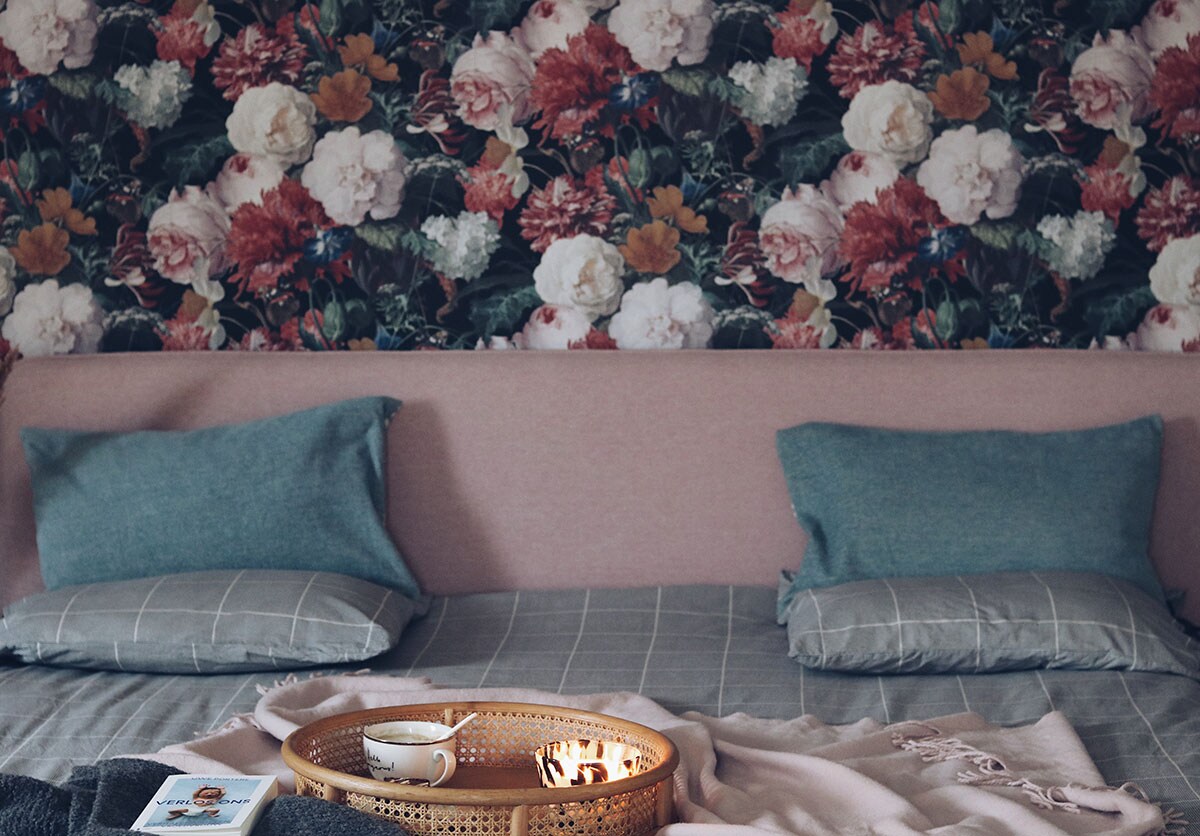 Boxspring Pepper uit de Lifestyle by vtwonen collectie (), pied de poule beddengoed (H&amp;M Home), dienblad met webbing (Kwantum), boek Verlos Mij (Uwe Porters), geurkaars (Baobab), grijze sjaal (LN knits).