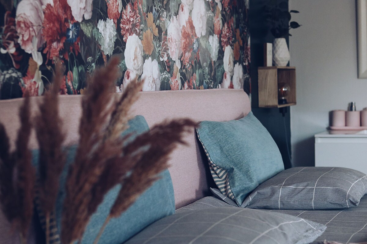 Boxspring Pepper uit de Lifestyle by vtwonen collectie (), pied de poule beddengoed (H&amp;M Home), dienblad met webbing (Kwantum), boek Verlos Mij (Uwe Porters), geurkaars (Baobab), grijze sjaal (LN knits).