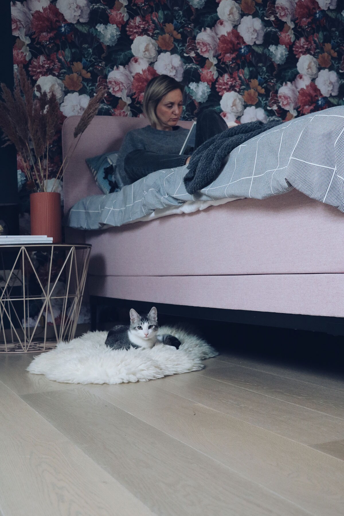 Boxspring Pepper uit de Lifestyle by vtwonen collectie (), pied de poule beddengoed (H&amp;M Home), dienblad met webbing (Kwantum), boek Verlos Mij (Uwe Porters), geurkaars (Baobab), grijze sjaal (LN knits).