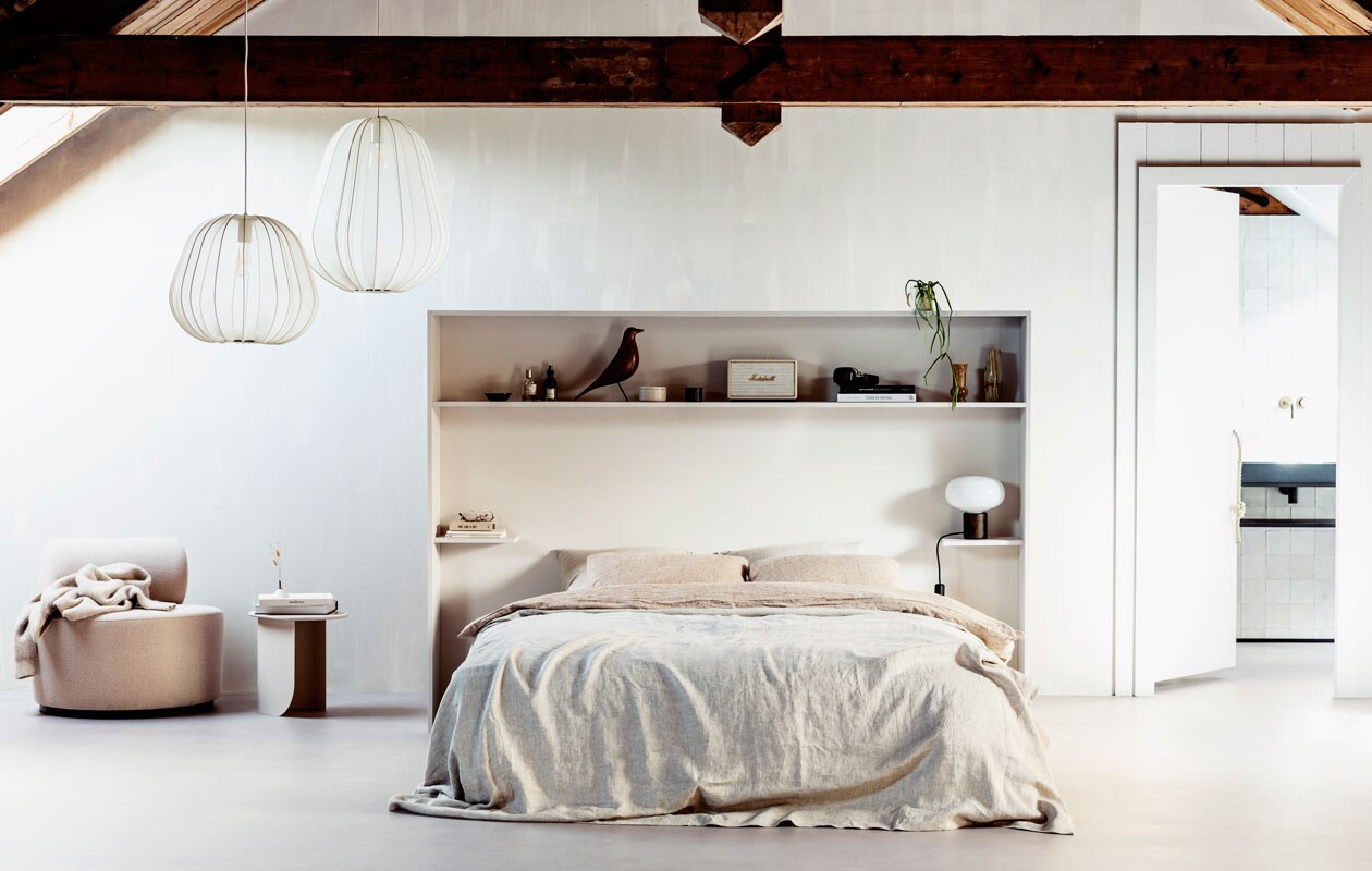 Op de muur kalkverf kleur Coffee Cream, verf bedombouw kleur Coffee Cream (pure-original.nl). Grote Balloon Ivory lamp, Balloon Ivory lamp klein (bolia.com). Fauteuil Sinclair, bijzettafel Plateau Sand (fest.amsterdam). Vogel Eames House Bird van Vitra (vtwonen.be). Bruine koptelefoon van Marshall, speaker van Marshall (coolblue.be). Marmeren vaasjes (kringloopwinkel). Bril (stories.com). Canvas boekje One line a day (andc.tv). Tafellamp Karl-Johan voor New Works (restored.nl). Dekbedovertrek kleur Hazel, kussenslopen kleur Hazel 50×60 cm, laken kleur Flax 260×300 cm (bymolle.com). Vloer Novilon Kiezel (vtwonen.be/verkoopadressen). Overig privébezit.