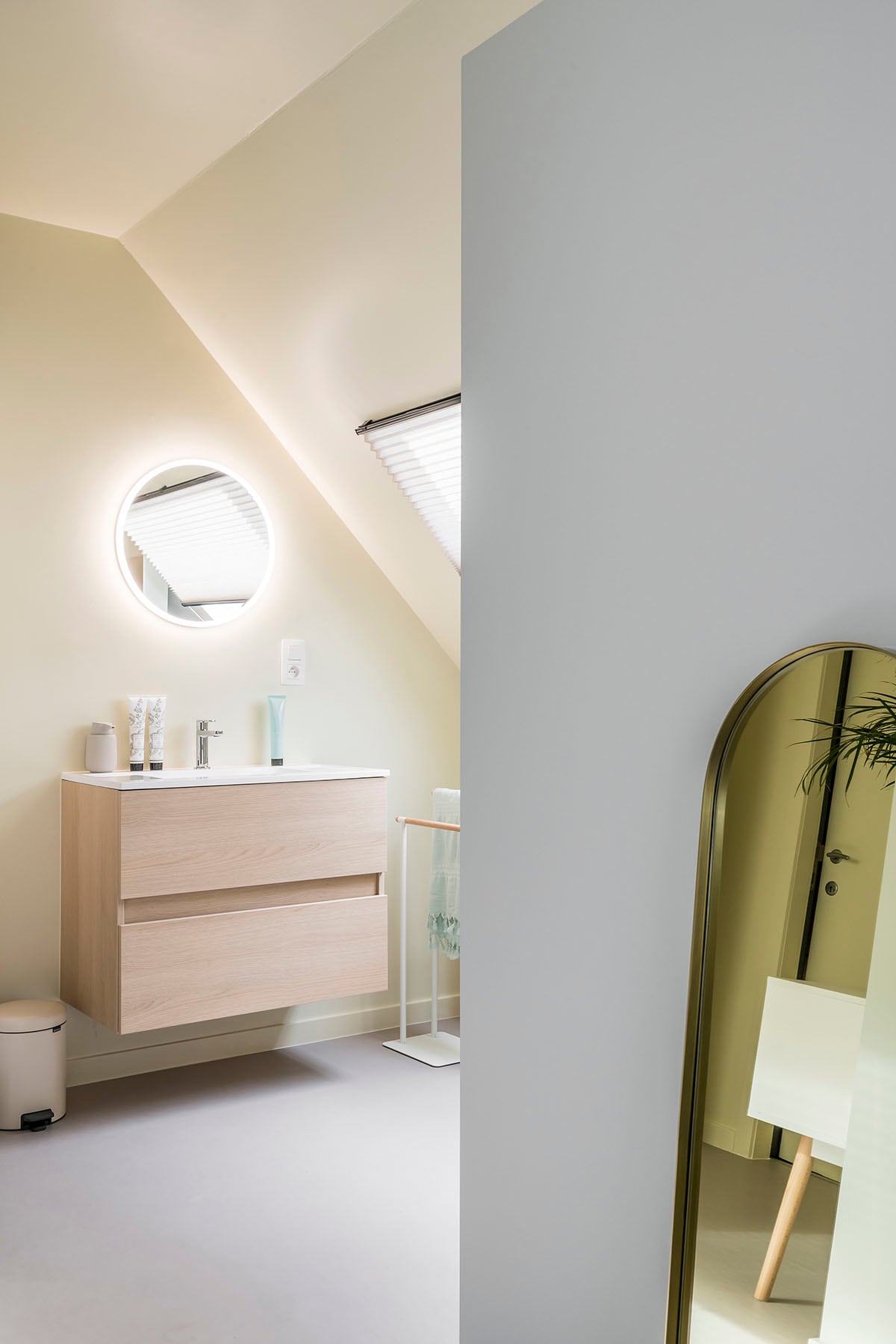Spiegel: Reflet (Sanijura bij ). Wastafel: D-motion – wit (Delpha bij ). Ondermeubel: D-motion – licht natura (Delpha bij ). Kraanwerk meubel: Candy – chroom (Paffoni bij ). Pedaalemmer (Brabantia), handdoekenrek (Sealskin), Staande spiegel (Pols Potten).