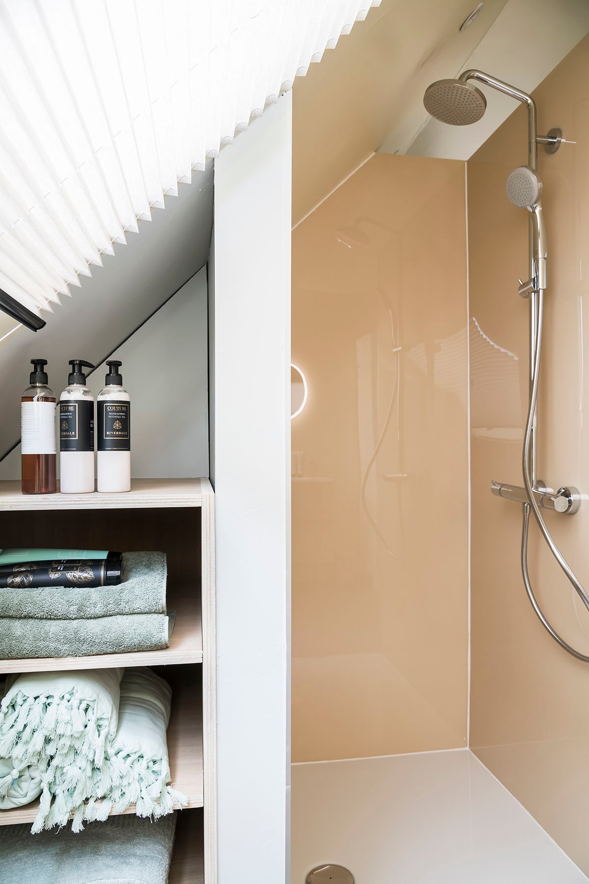 Douchebak: Diana Tub – wit (Ideal Standard bij ). Wandbekleding douche: Panelle – Pergamon (Duscholux bij ). Kraanwerk douche: Croma 160 (Hansgrohe bij ). Houten opbergbox (HKliving).