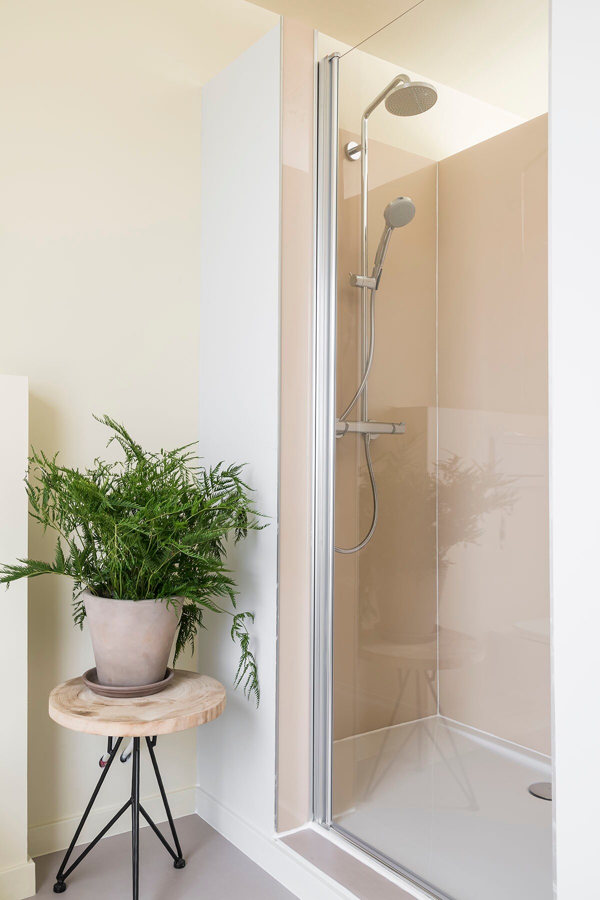 Douchebak: Diana Tub XXL – wit (Ideal Standard bij ). Douchedeur: A16 draaideur (Inda bij ). Wandbekleding douche: Panelle – Pergamon (Duscholux bij ). Kraanwerk douche: Croma 160 – chroom (Hansgrohe bij ). Bijzettafel (privébezit).