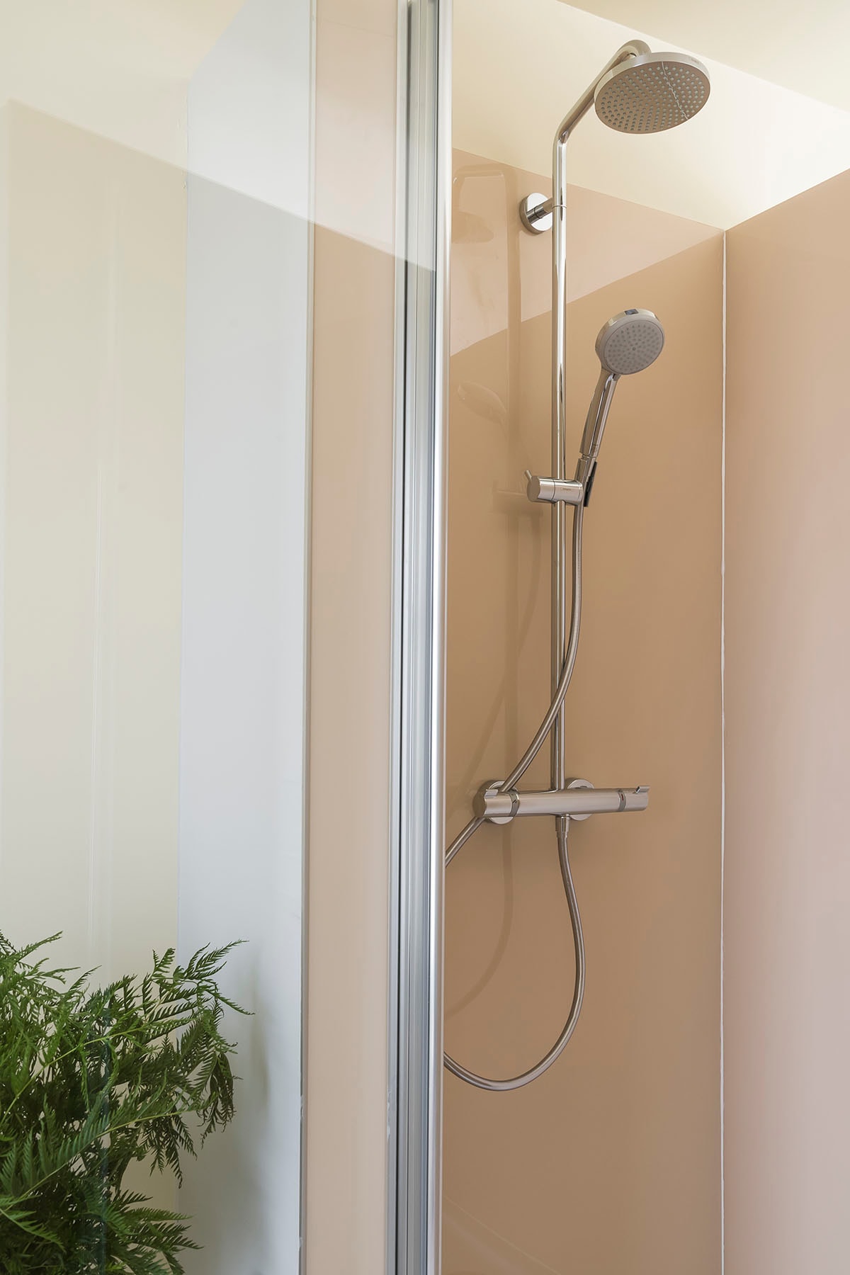 Douchedeur: A16 draaideur (Inda bij ). Wandbekleding douche: Panelle – Pergamon (Duscholux bij ). Kraanwerk douche: Croma 160 – chroom (Hansgrohe bij ).