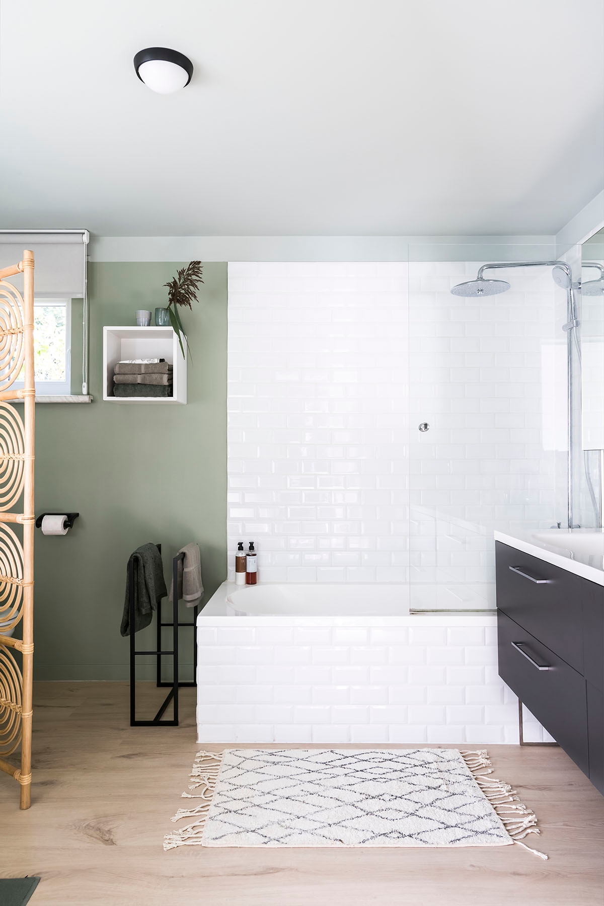Douchesysteem: Euphoria System 260 (). Bad, lavabomeubel, toiletrolhouder en wandkastje – wit privébezit. Plafondlamp (Lucide), verzorgingsproducten (Riverdale), waterglazen (Iitala), handdoekrek (Aquanova), tapijt – zwart/wit (HKliving), kamerscherm (Dutchbone).