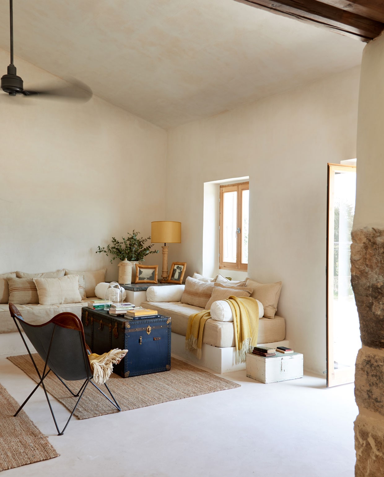 Het gebruik van eenvoudige materialen en beige tinten ‘typisch voor het platteland’ stond voorop. In de woonkamer voegt de klassieke Tripolina vouwstoel een vleugje luxe toe. De antieke reiskoffer verwijst naar het reislustige karakter van Angelo’s voorouders. ‘Ze zijn er niet meer, maar foto’s houden de herinnering levend.’