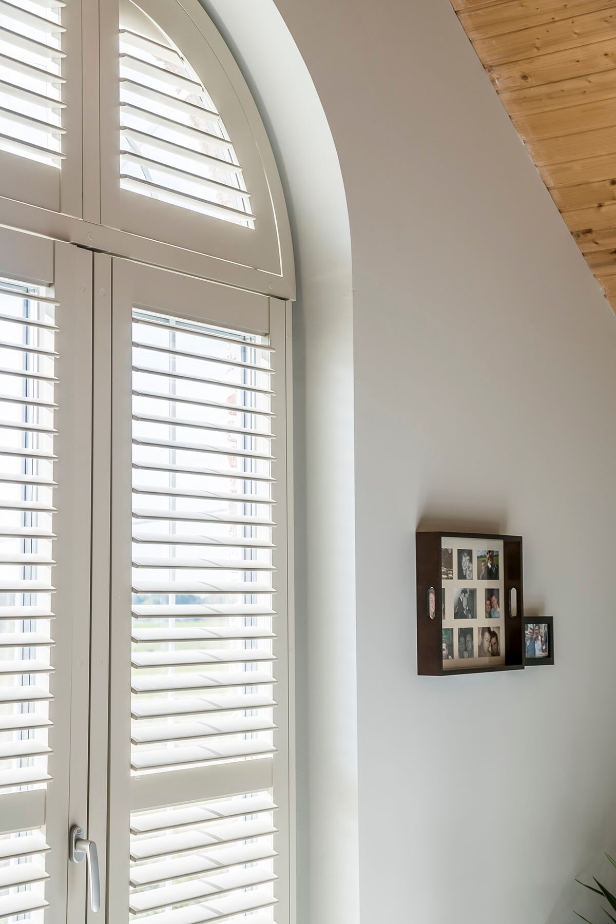 Primewood shutters – 0452 cream grey ().