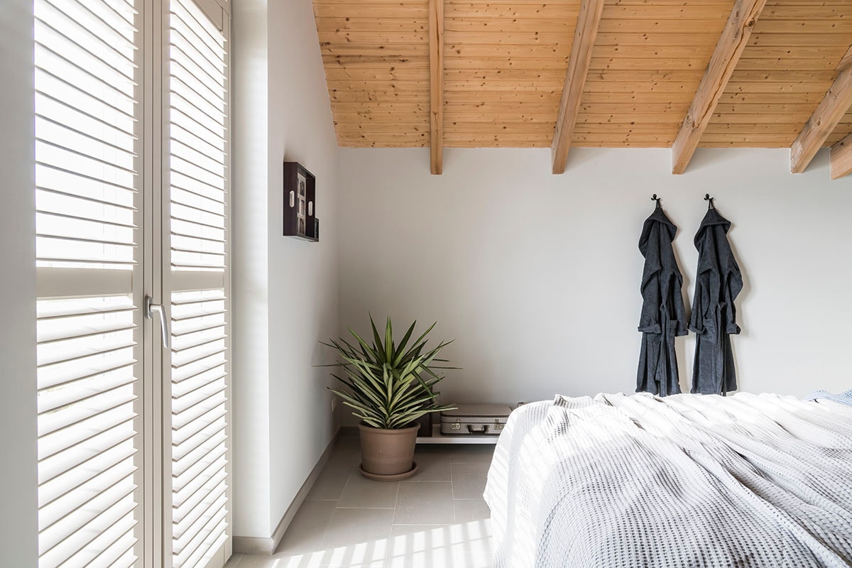 Primewood shutters – 0452 cream grey (). Bed – Fly (Velda), wandhaak (Gamma), badjas (Walra), sprei – grijs (Vandyck).
