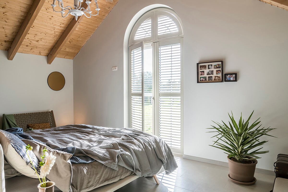 Primewood shutters – 0452 cream grey (). Bed – Fly (Velda), dekbed (vtwonen collectie), grijze sprei (Vandyck), blauwe sprei (Heckett &amp; Lane), spiegel (Woood), lounge bank (vtwonen collectie).