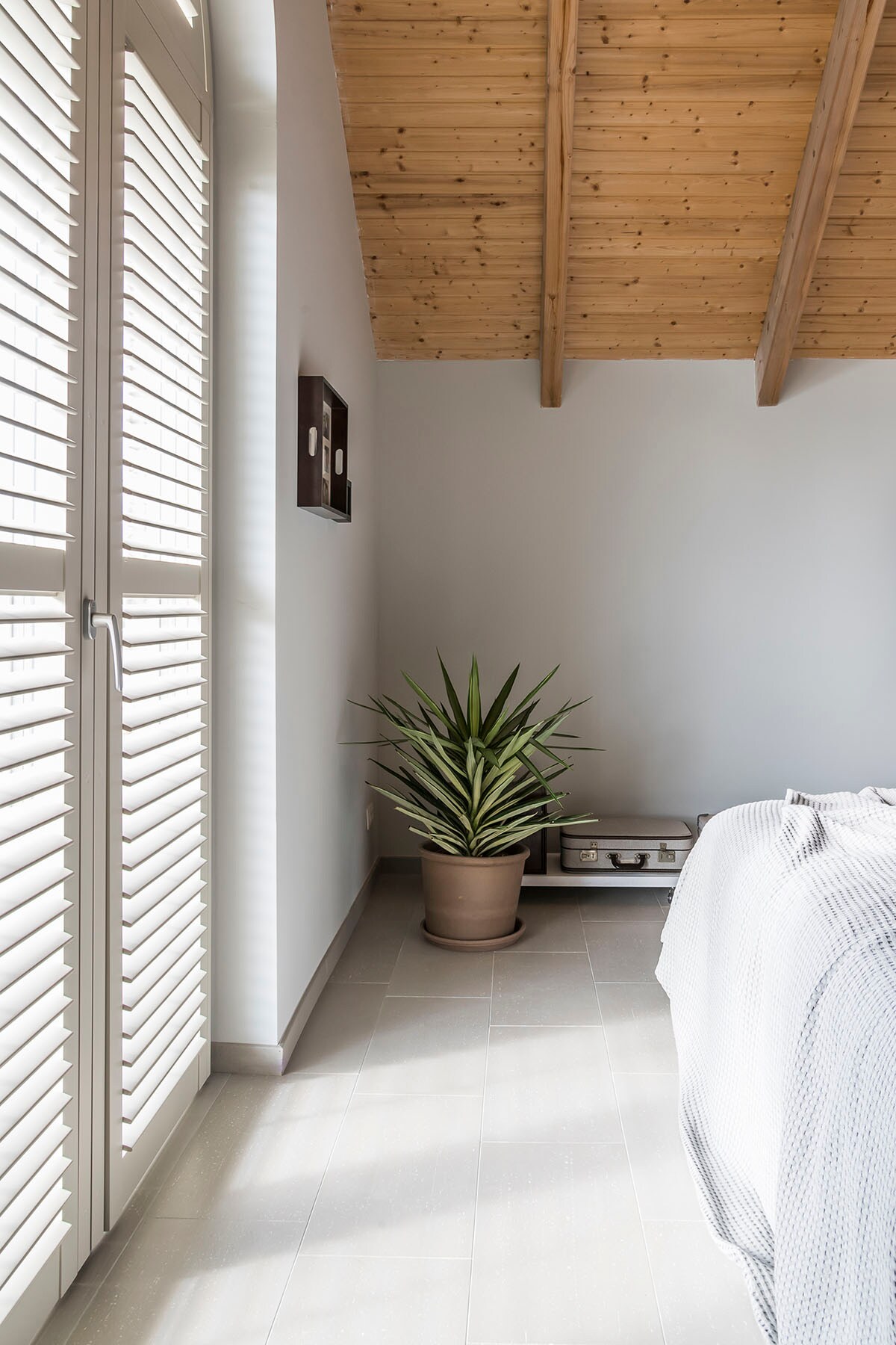 Vloer – Orotava uit Nuances collectie (). Grijze sprei (Vandyck).