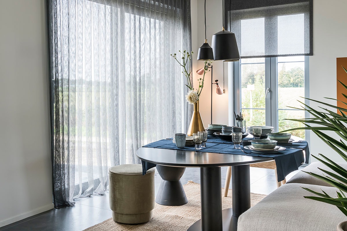 Hanglampen (Lifestyle), vloerlamp (ETH York), poefs Xavio – 2 tegen elkaar (), tafel Buddha Dining (), poef (vtwonen collectie), kruk (Woood), tapijt (Riverdale), tafelloper (DDDDD Kit), vaas (Dutchbone).