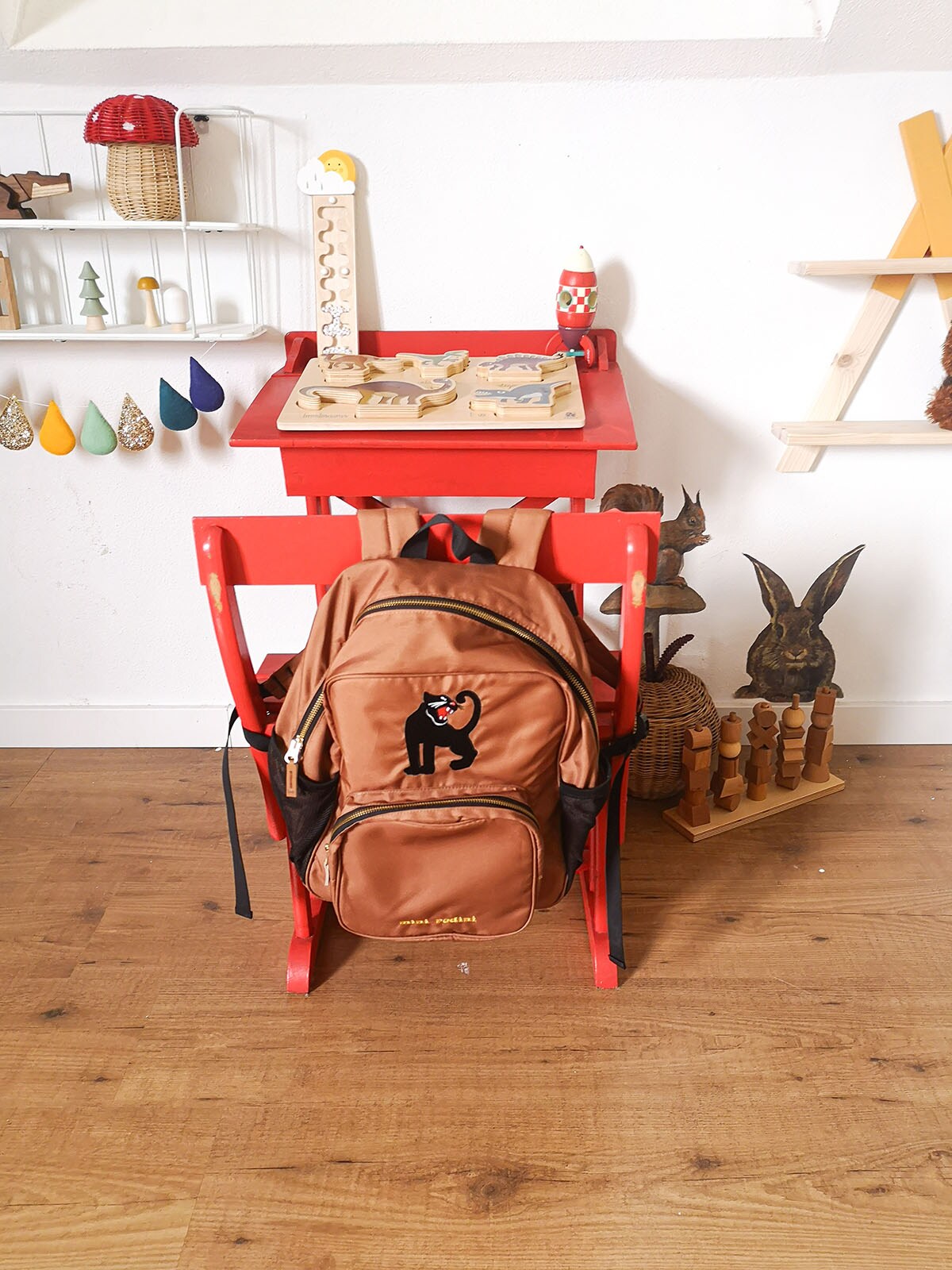 Rood bureau (Marktplaats).