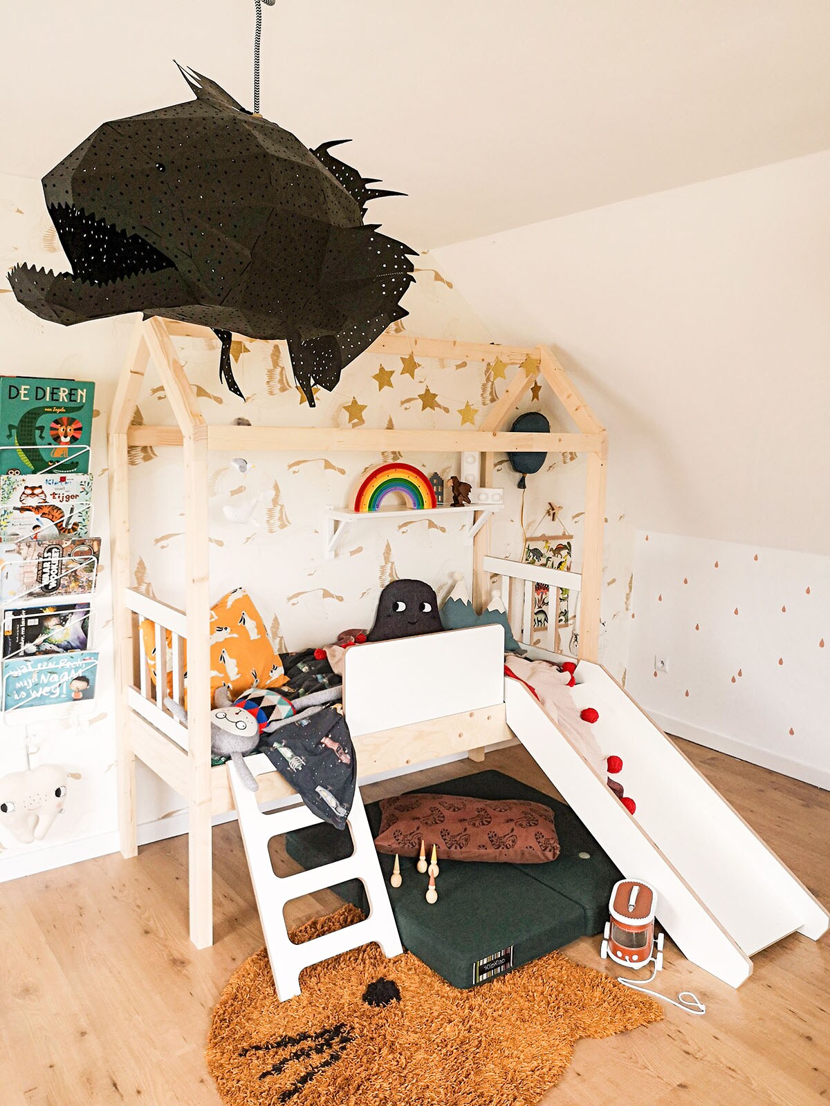 Vinyl behangpapier – Flying Ducks (Studio Onszelf), houten bed (Manowoods), beddengoed (Studio Ditte), groene vloermatras (by KlipKlap), hanglamp – Giant Lapu Lapu (Vasili Lights), vloerkleed – Bobby Rug Cat (Liewood).