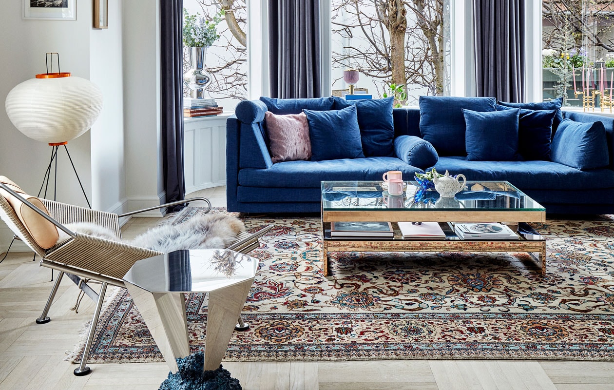 Designparadijs in de zithoek: de blauwe zetel van het Deense label Eilersen wordt gecombineerd met de vintage Flagline Chair van Hans Wegner, de Diamant Table van Fos, een vintage koffietafel van Belgo Chrom, lamp Sputnik van Paul de Haan en rijstlamp Akari van Isamu Noguchi. Het tapijt is een erfstuk.