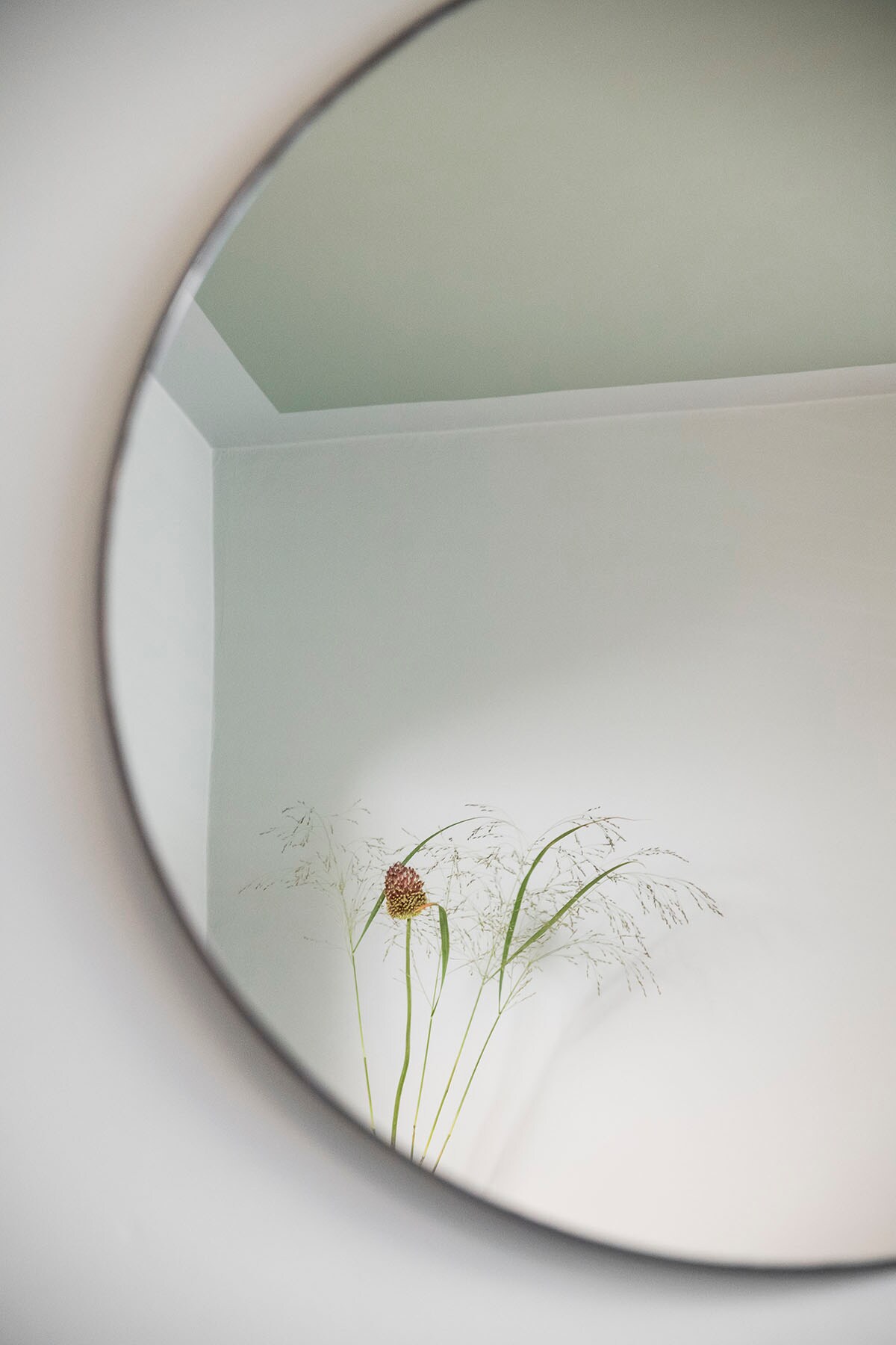 Kleur op de muur en boord plafond: H3.04.72 (). Kleur op plafond: J0.10.60 (). Spiegel – rond (HKliving).