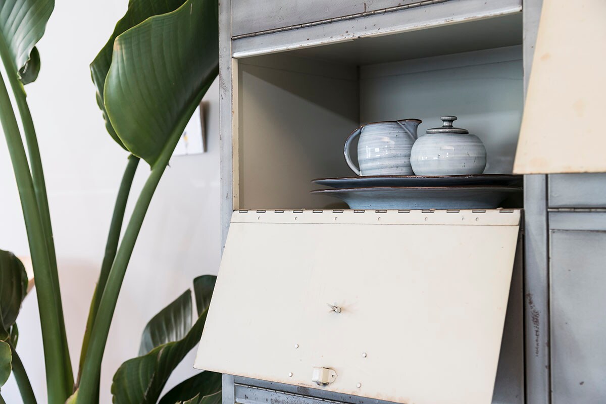 Kleur op de muur: G0.05.70 (). Lockerkast (privébezit).