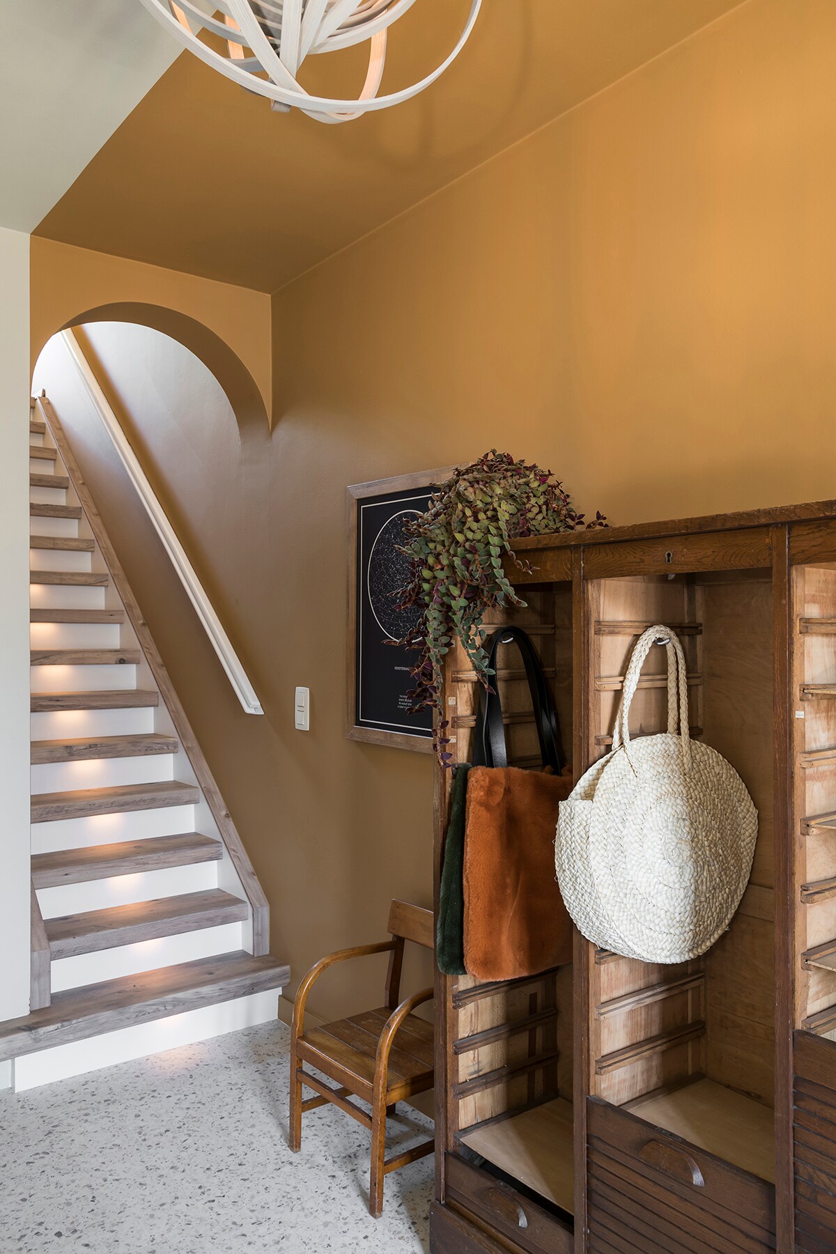 Kleur op de muur – links: G5.07.73 (). Kleur op de muur – rechts: E4.30.50 (). Hanglamp (Trio). Kast, kinderstoel en poster (privébezit).