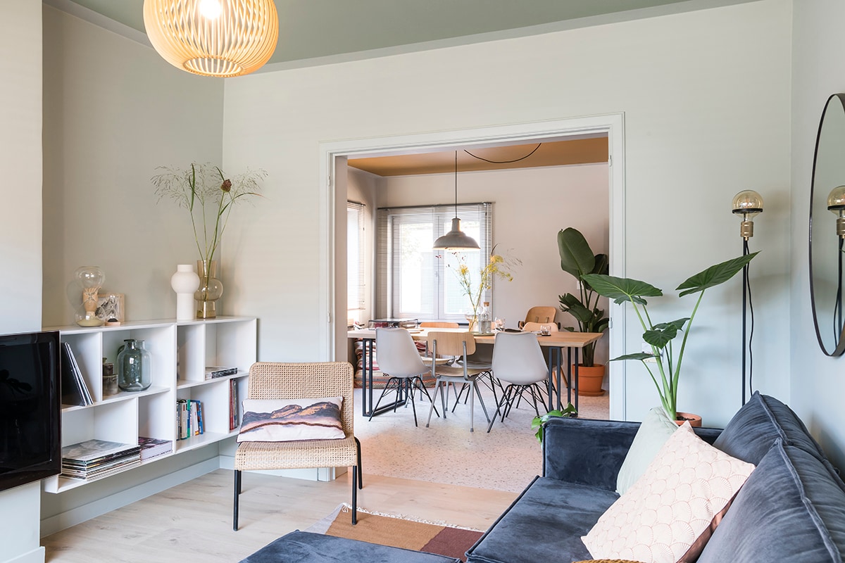 Kleur op de muur en boord plafond: H3.04.72 (). Kleur op plafond: J0.10.60 (). Hanglamp en vloerlamp (Lucide), zetel – velvet antraciet (BePureHome), spiegel (HKliving), tapijt (Ferm Living), boekenkast (Tenzo). Stoel rotan (privébezit).
