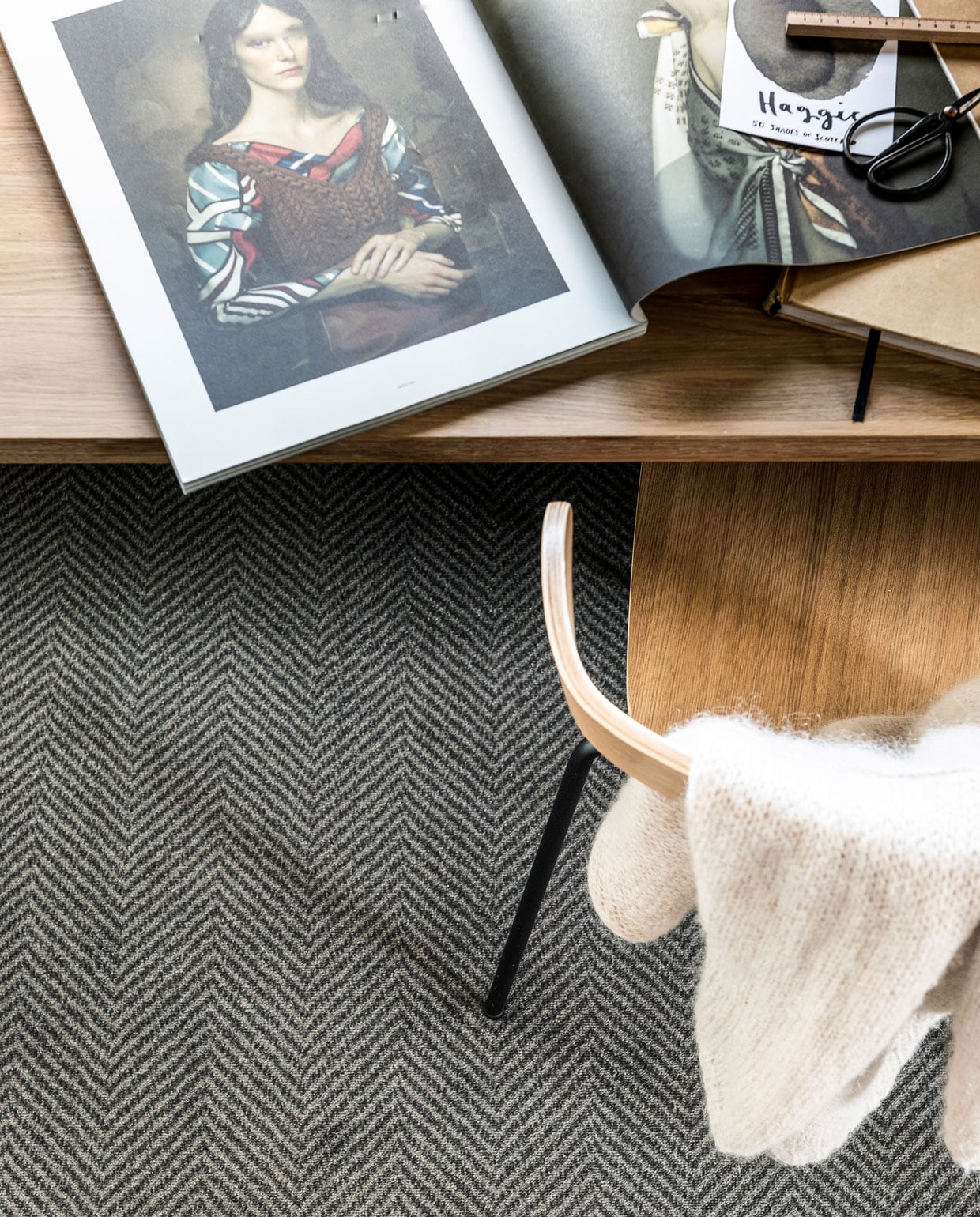 Tapijt Herringbone Mud Grey, ook in Zinc, 400 cm breed, vloerkleed op maat gemaakt met gefestonneerde rand 200×300 cm. Houten stoel (bepurehome.com), vest (stories.com).