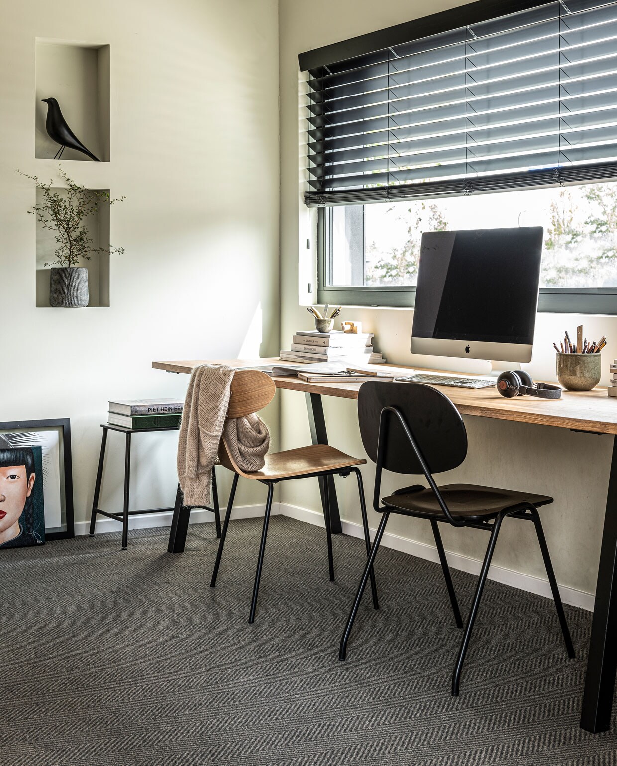 Vloerkleed Stonewashed Zinc, ook in Pebble en Washed Black, op maat gemaakt met gefestonneerde rand, 200×300. Wishbone Chair (Hans J. Wegner bij misterdesign.be), zwarte bijzettafel (hetkabinet.nl), tas (fishonthemoon.com), vest (stories.com), overig privébezit.