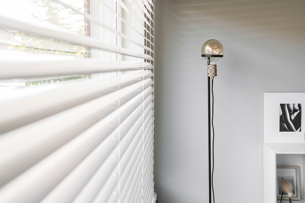 Raamdecoratie: horizontale jaloezieën 50 mm – H9024 ().