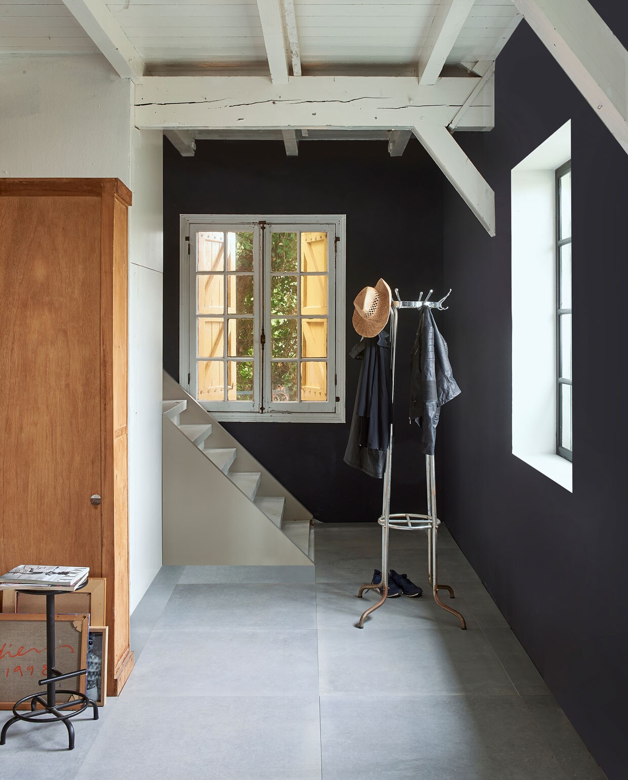Vloertegel Concrete Antracite, 90×90 cm per m2, 70×70 cm, ook verkrijgbaar in de kleur TaupeM.m.v.: De Machinekamer (kapstok), Karwei (vtwonen verf Purple Blue), overig privébezit.