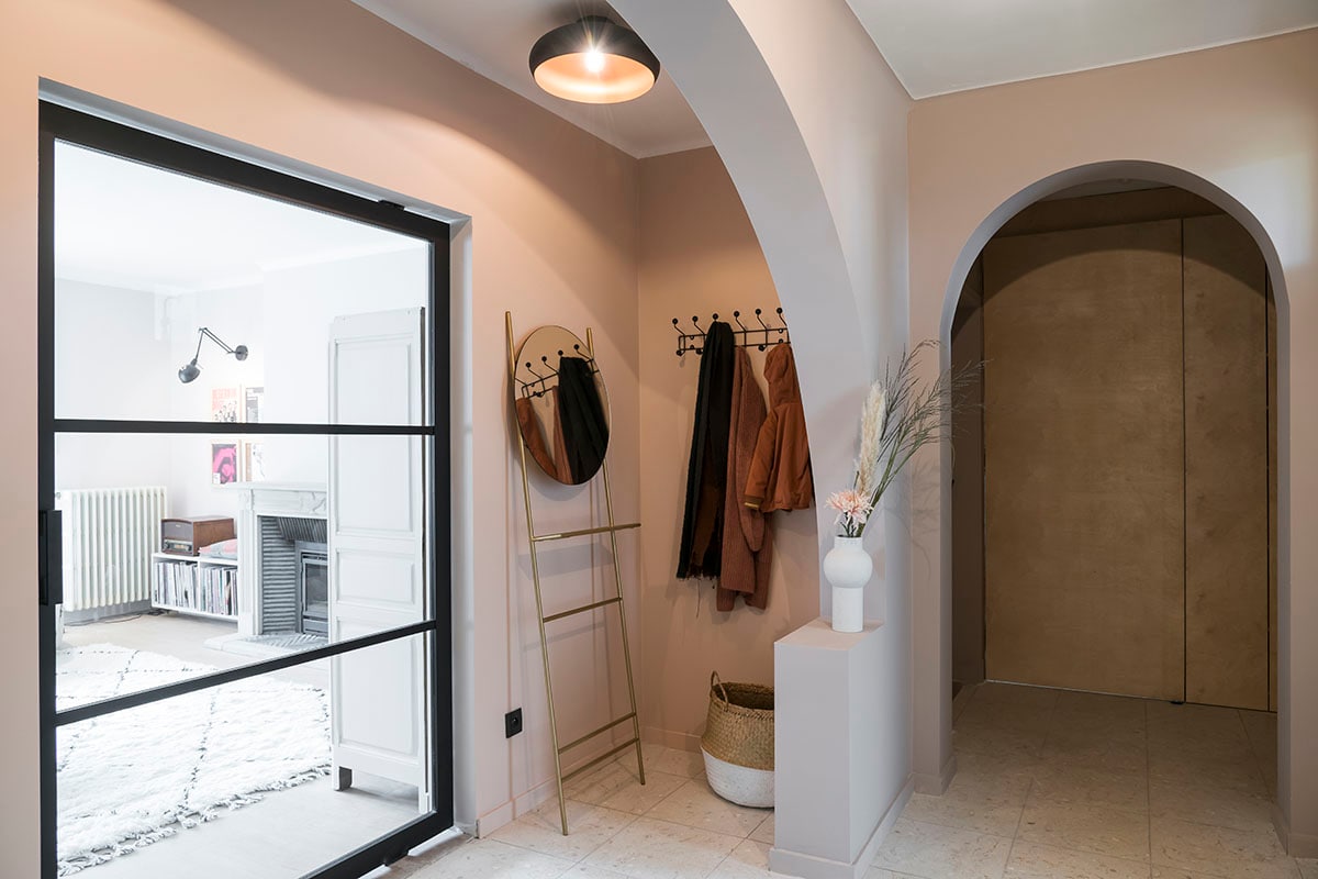 Hanglamp (EGLO), spiegel (Lifestyle), kapstok (PT Saturnus), opbergmand (Bloomingville), vaas (HKliving).