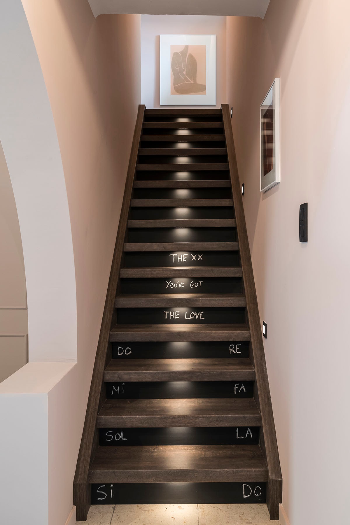 Trap – Complexe Oak met Blackboard stootborden (). Kader en vaas (HKliving), hanglamp (EGLO).