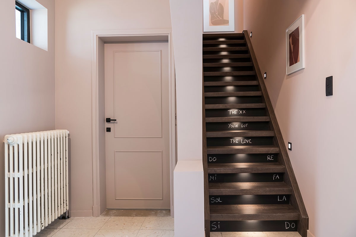 Trap – Complexe Oak met Blackboard stootborden (). Kaders (HKliving).
