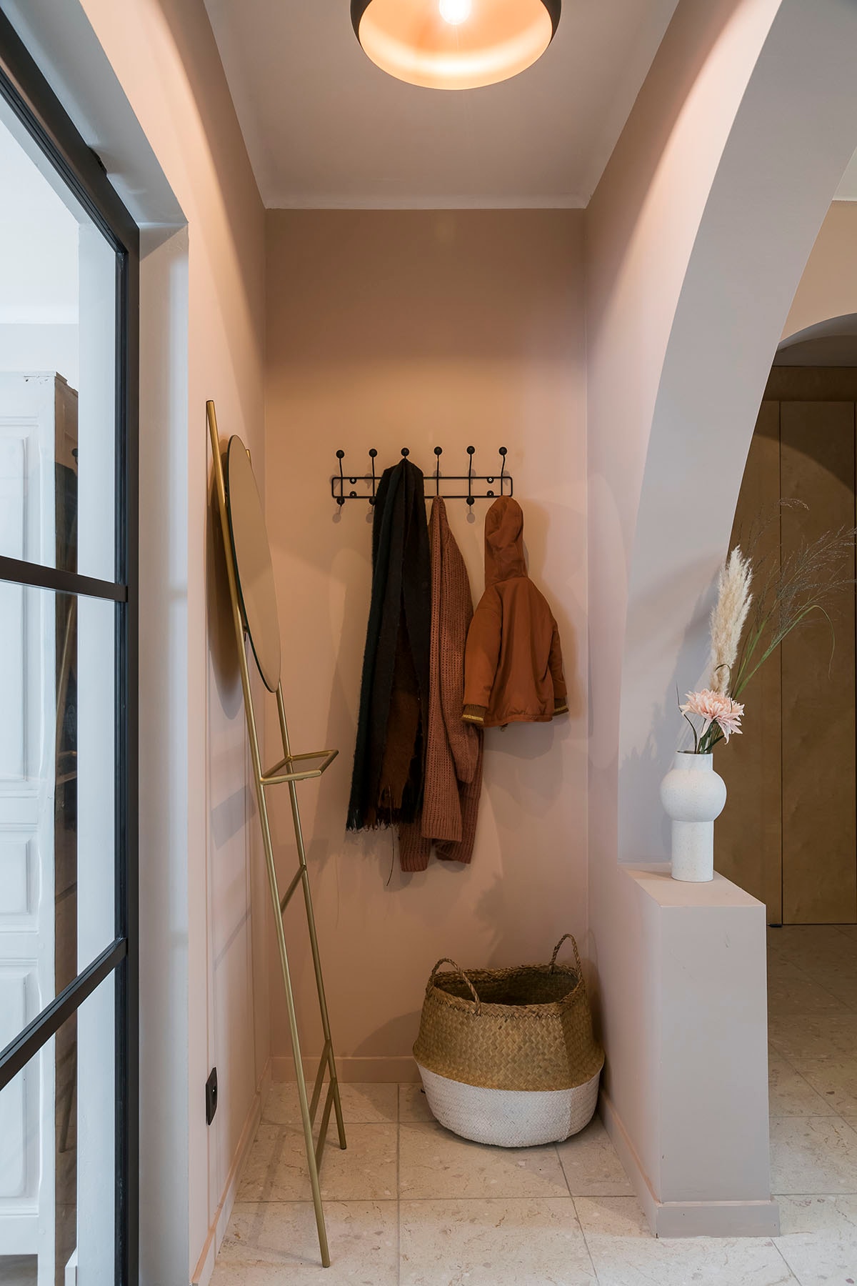 Hanglamp (EGLO), spiegel (Lifestyle), kapstok (PT Saturnus), opbergmand (Bloomingville), vaas (HKliving).