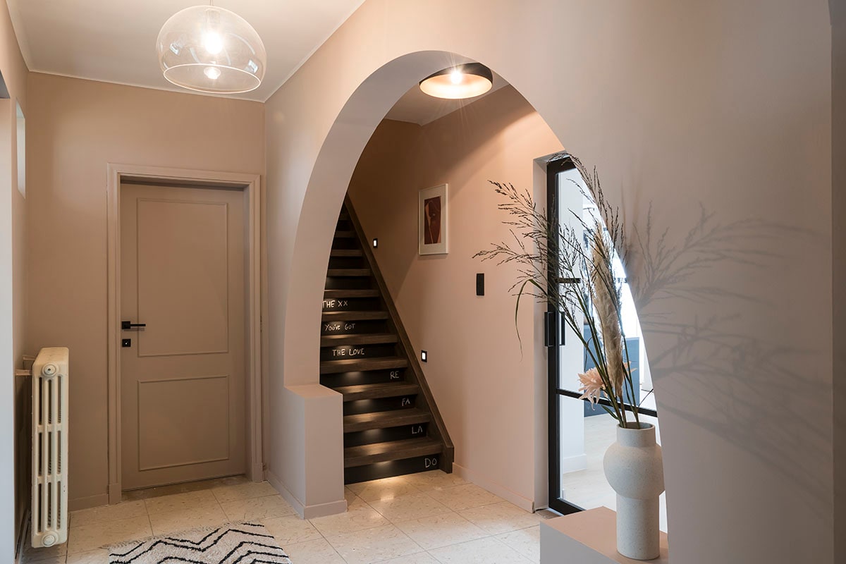 Trap – Complexe Oak met Blackboard stootborden (). Kader en vaas (HKliving), hanglamp (EGLO).