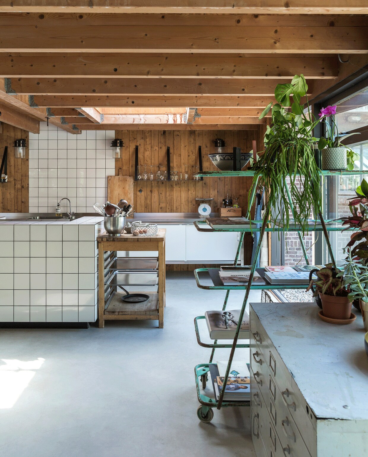 Houten kastje aan keukenblok via marktplaats.nl, verrijdbare bakkerskast van Vroeger &amp; Toen, grijze architectenkast is een erfstuk, horeca-aanrecht achterin via marktplaats.nl, weegschaal gekocht op Swan Market.